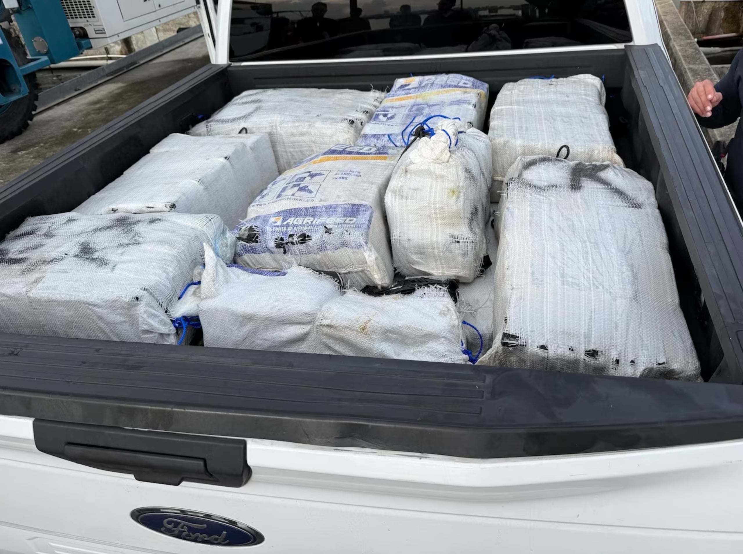 Un total de 560 paquetes de la presunta droga camuflados en masa de yuca y con un peso aproximado de un kilogramo cada uno, fueron detectados en un contenedor.