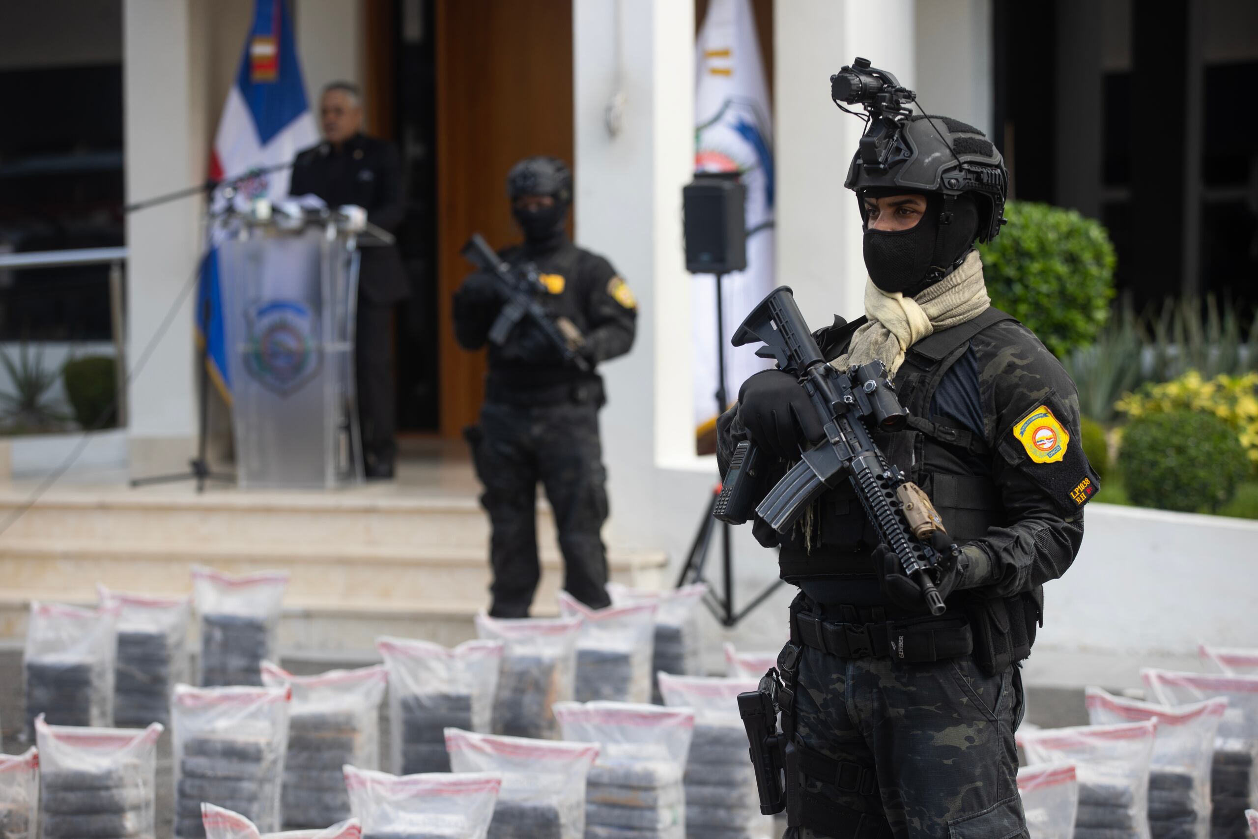 En la persecución, que comenzó el lunes frente a la costa sur del país, cerca de Pedernales, participaron helicópteros, barcos y coches.