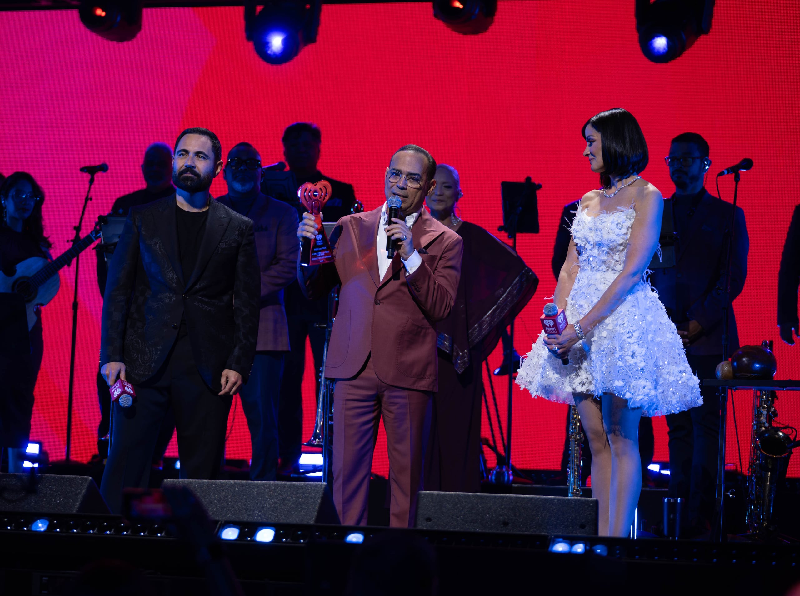 Gilberto Santa Rosa recibió el prestigioso iHeartRadio Corazón Latino Award.