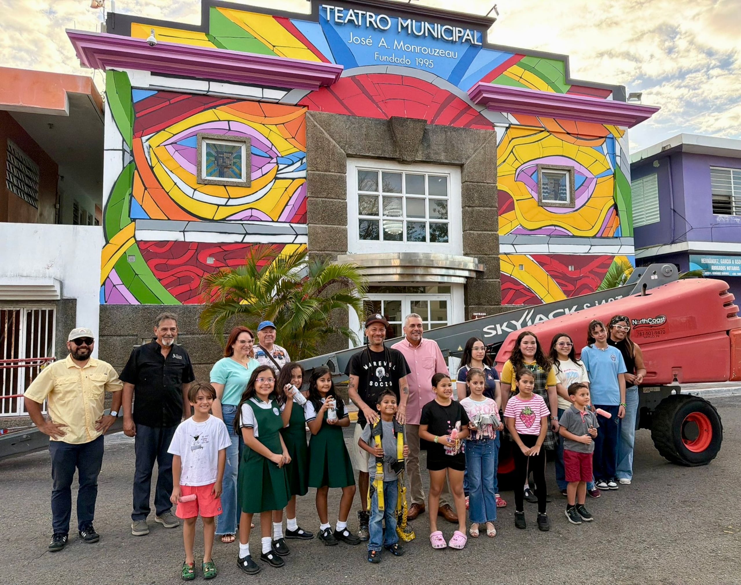 Durante el proceso, el artista compartió con estudiantes del Taller de Arte Ruiseñor de Hatillo.