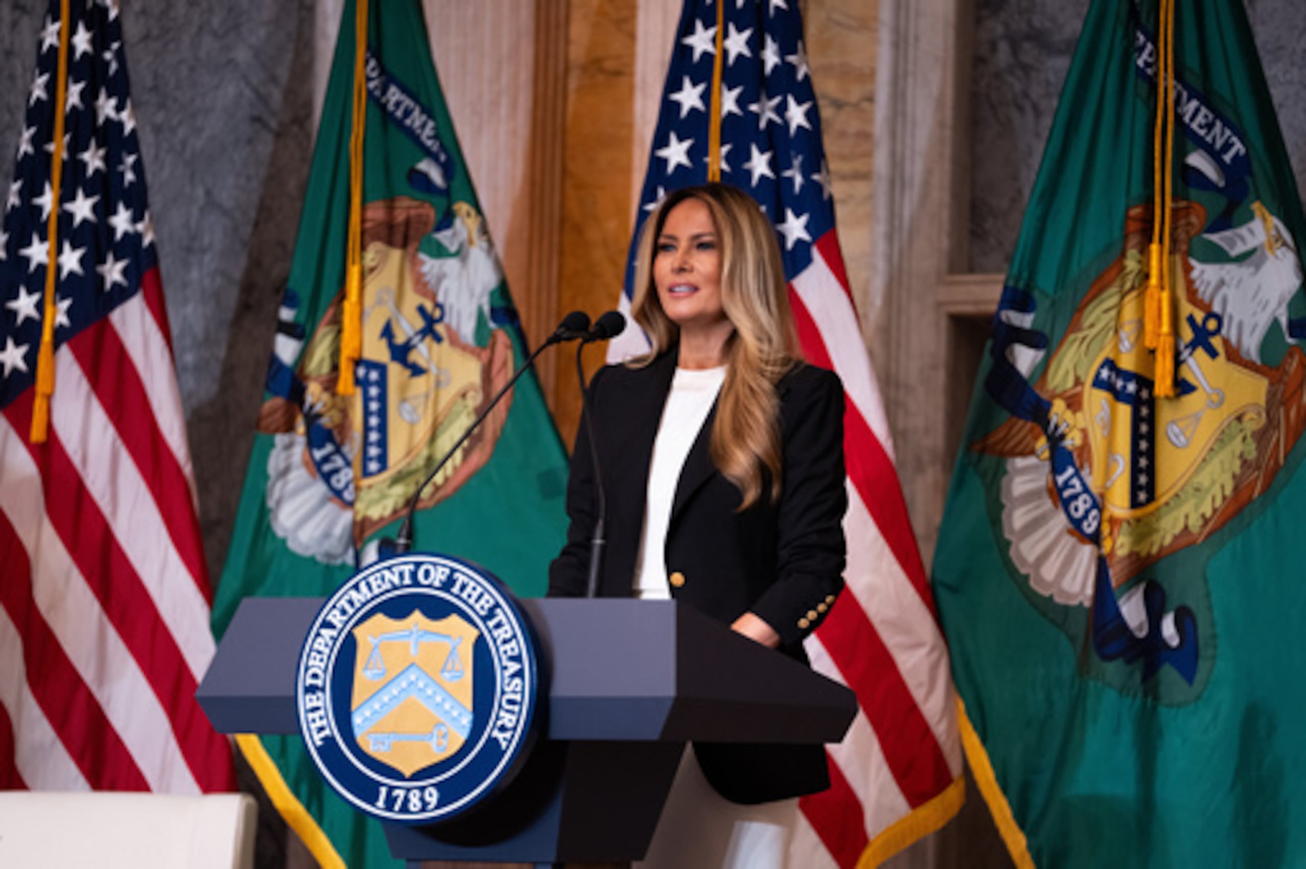La primera dama Melania Trump habla sobre las cuentas «Trump Accounts» destinadas a los niños en acogida en el Departamento del Tesoro, el jueves 11 de junio de 2026, en Washington. (Foto AP/Allison Robbert)