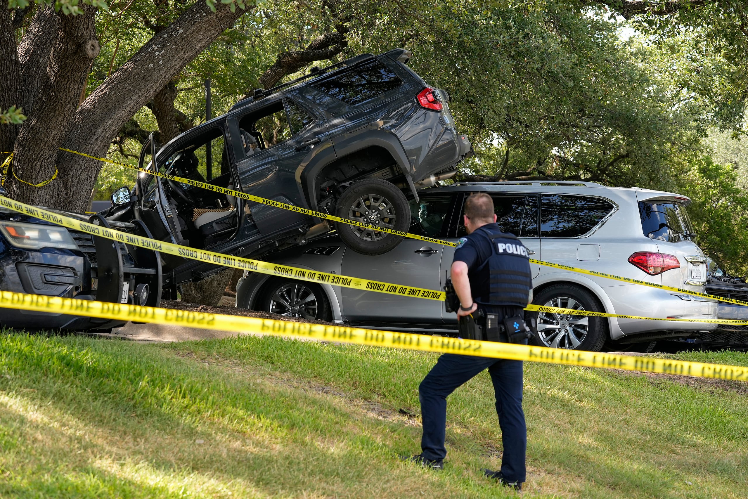 La policía trabaja en la escena de un accidente con varios vehículos, cuando la 4-Runner robada y conducida por el sospechoso del tiroteo en Target chocó contra un Volkswagen antes de quedar encima de una camioneta Infiniti, cerca de North Mopac Expressway Service Road y Executive Center Drive, en Austin, Texas, el lunes 11 de agosto de 2025.