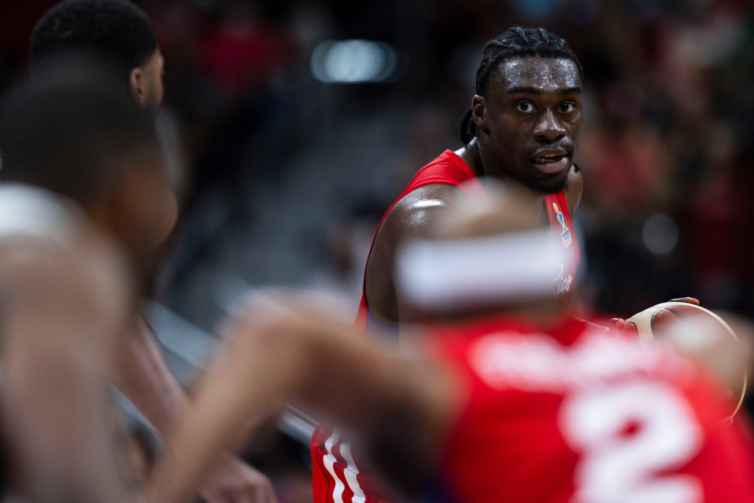 Tai Odiase durante el juego clasificatorio al AmeriCup 2025 entre Puerto Rico y Estados Unidos en el Coliseo Roberto Clemente.