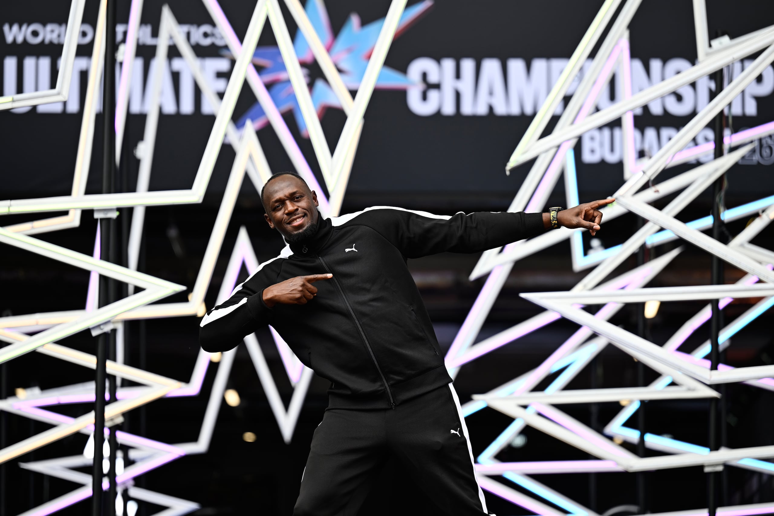 La leyenda del atletismo, Usain Bolt, posa en la alfombra roja con la que fue presentado hoy el evento.