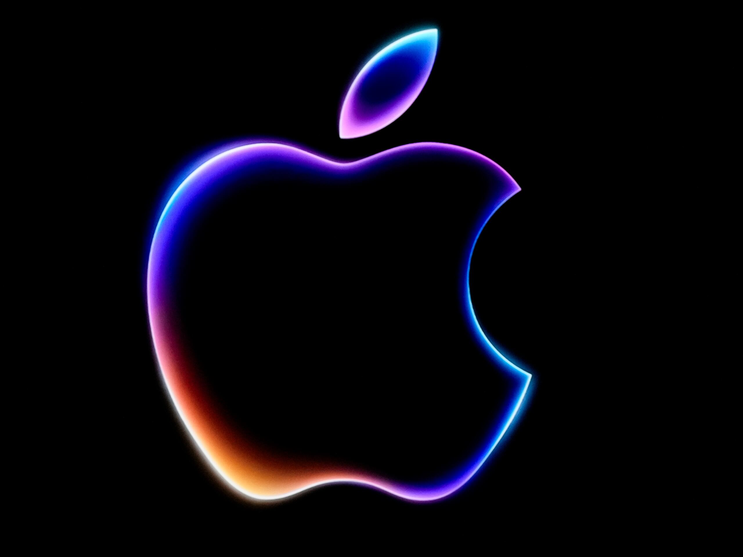 En la invitación, además, los colores que envuelven al logo de la manzana son los mismos que usa Siri cuando es activada.