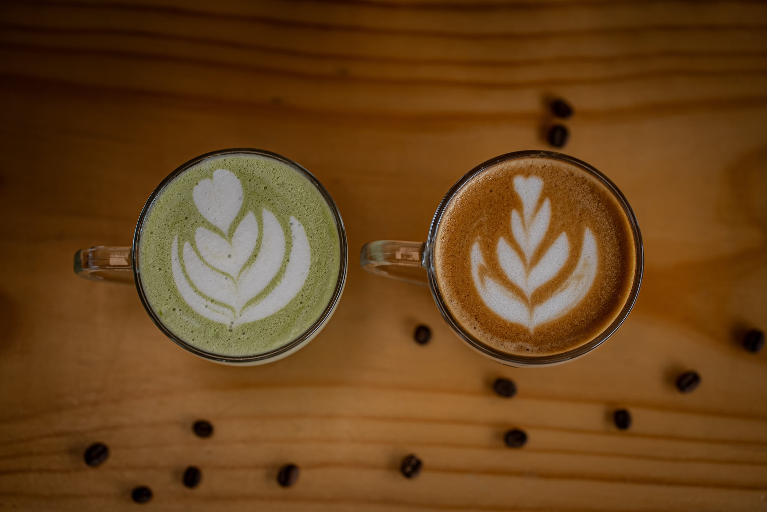 Aunque comúnmente se asocian con el aporte de energía, lo cierto es que tanto el café como el matcha ofrecen beneficios que van más allá de la cafeína.