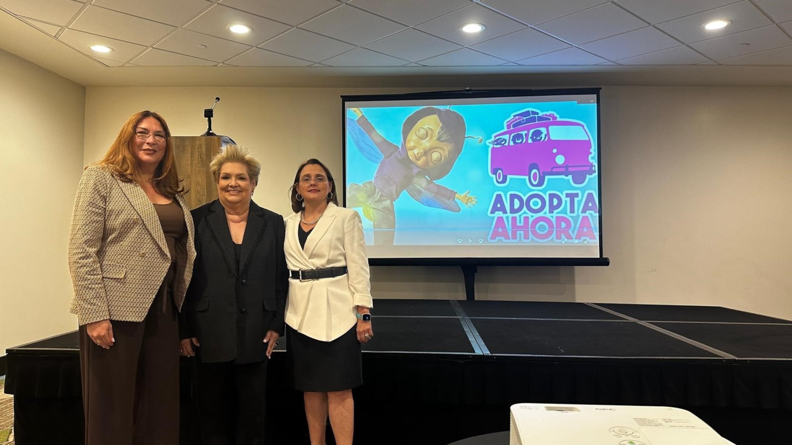 Ceiní Rodríguez Troche, secretaria del Departamento de la Familia; Sylvia Villafañe, directora y fundadora de Adopta Ahora y la licenciada Denise Longo Quiñones, fiscal auxiliar federal y coordinadora del programa Project LEAD.