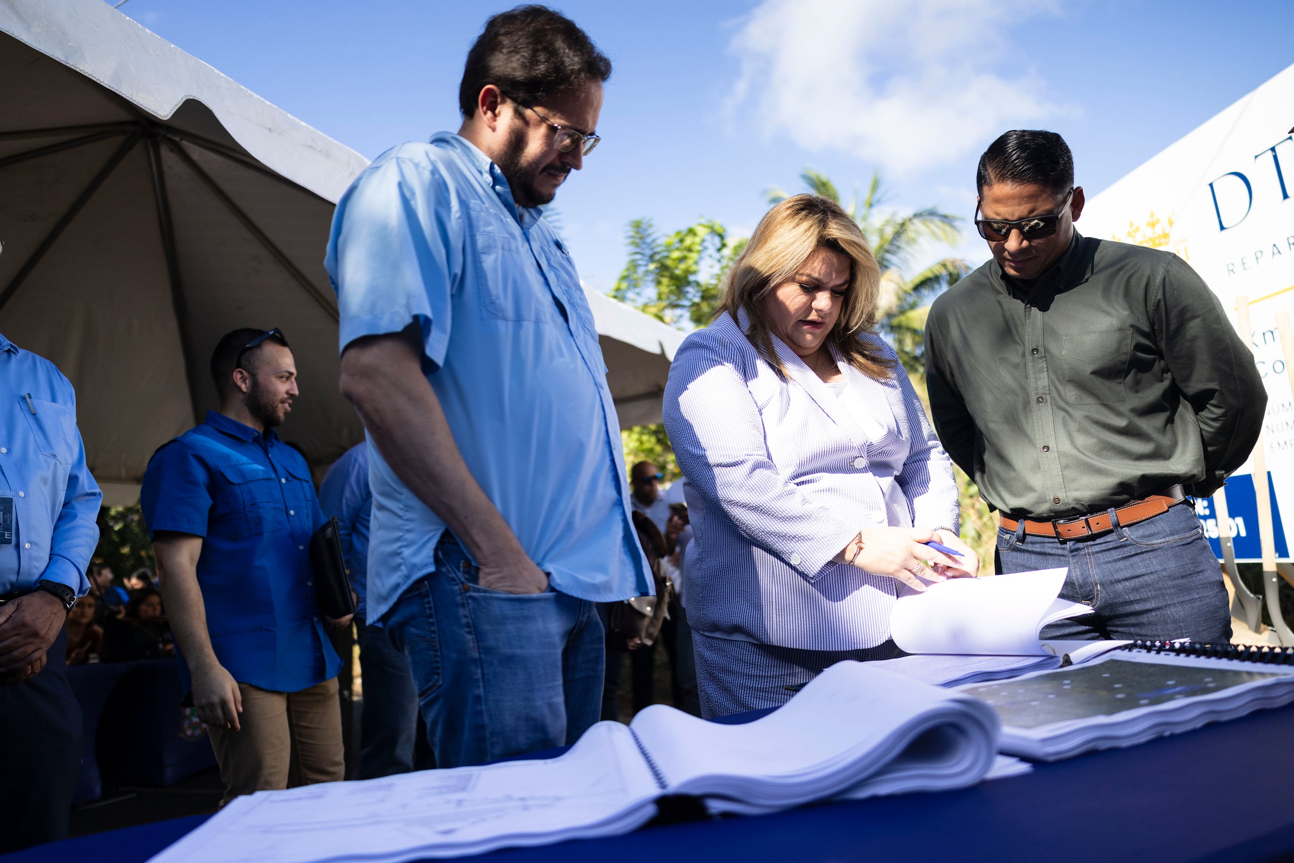 La gobernadora Jenniffer González Colón junto al secretario del Departamento de Transportación y Obras Públicas, Edwin González y el alcalde de Corozal, Luis “Luiggi” García, anuncian el inicio de la construcción de la carretera PR-803. Foto por: Xavier Araújo | GFR Media