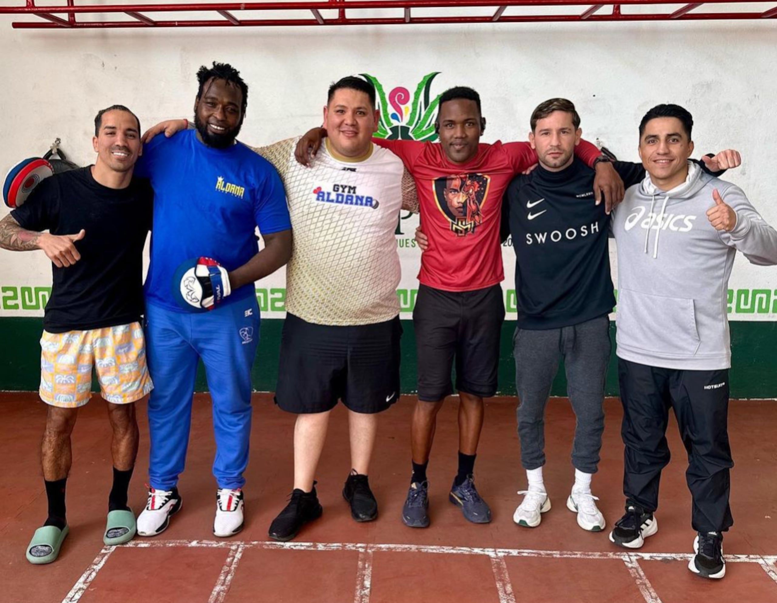 Jeyvier Cintrón (segundo de derecha a la izquierda) se encuentra en Jiquipilco, México, entrenando junto con los campeones mundiales Manny Rodríguez (izquierda) y Subriel Matías (camisa roja).
