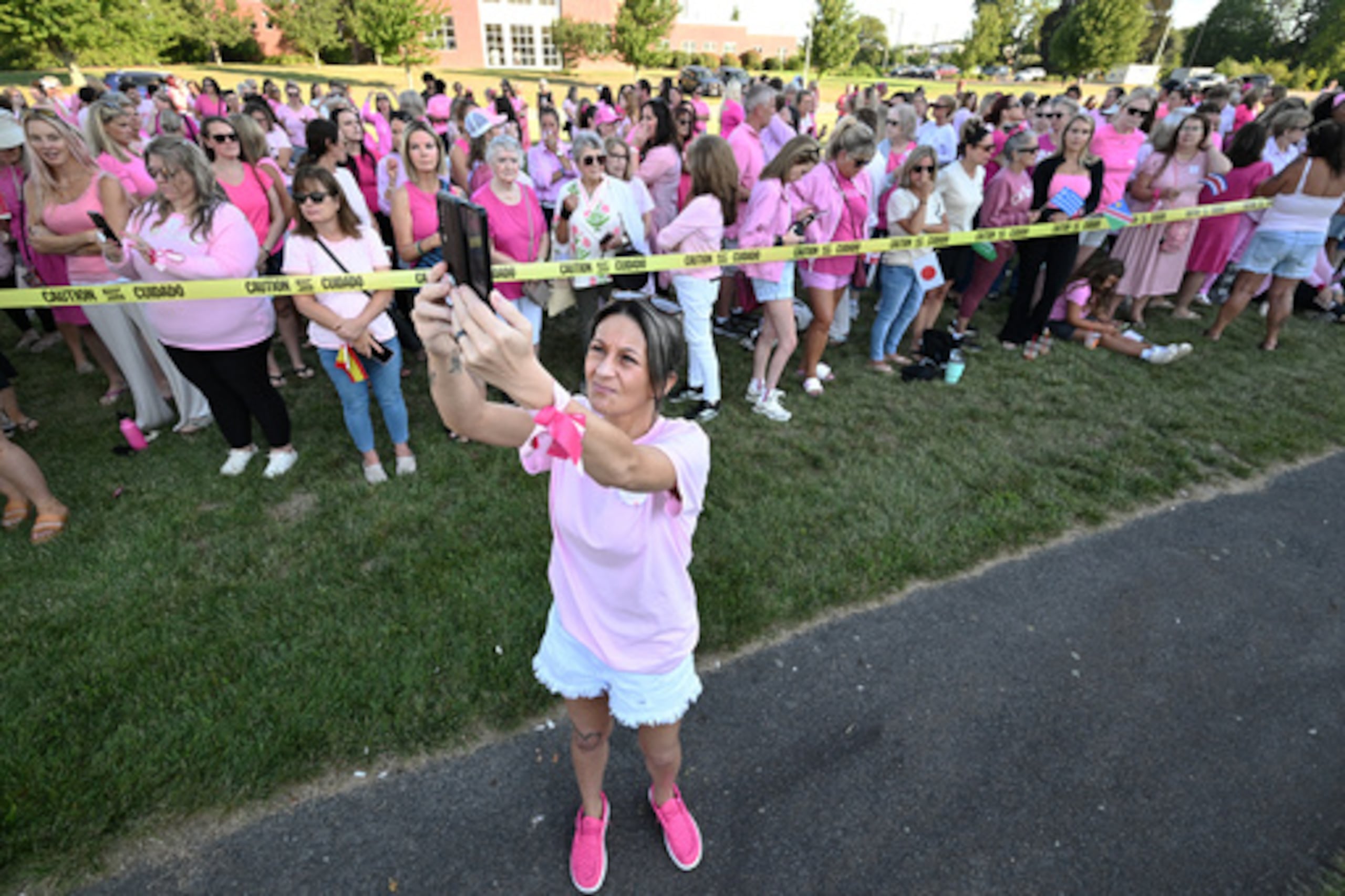 Aimee Breault, de Acushnet (Massachusetts), retransmite en directo una manifestación en apoyo a Lindsay Clancy frente al Tribunal Superior de Plymouth, donde Clancy está siendo juzgada por la muerte de sus tres hijos, el jueves 20 de agosto de 2026, en Plymouth (Massachusetts). (Foto AP/Josh Reynolds)
