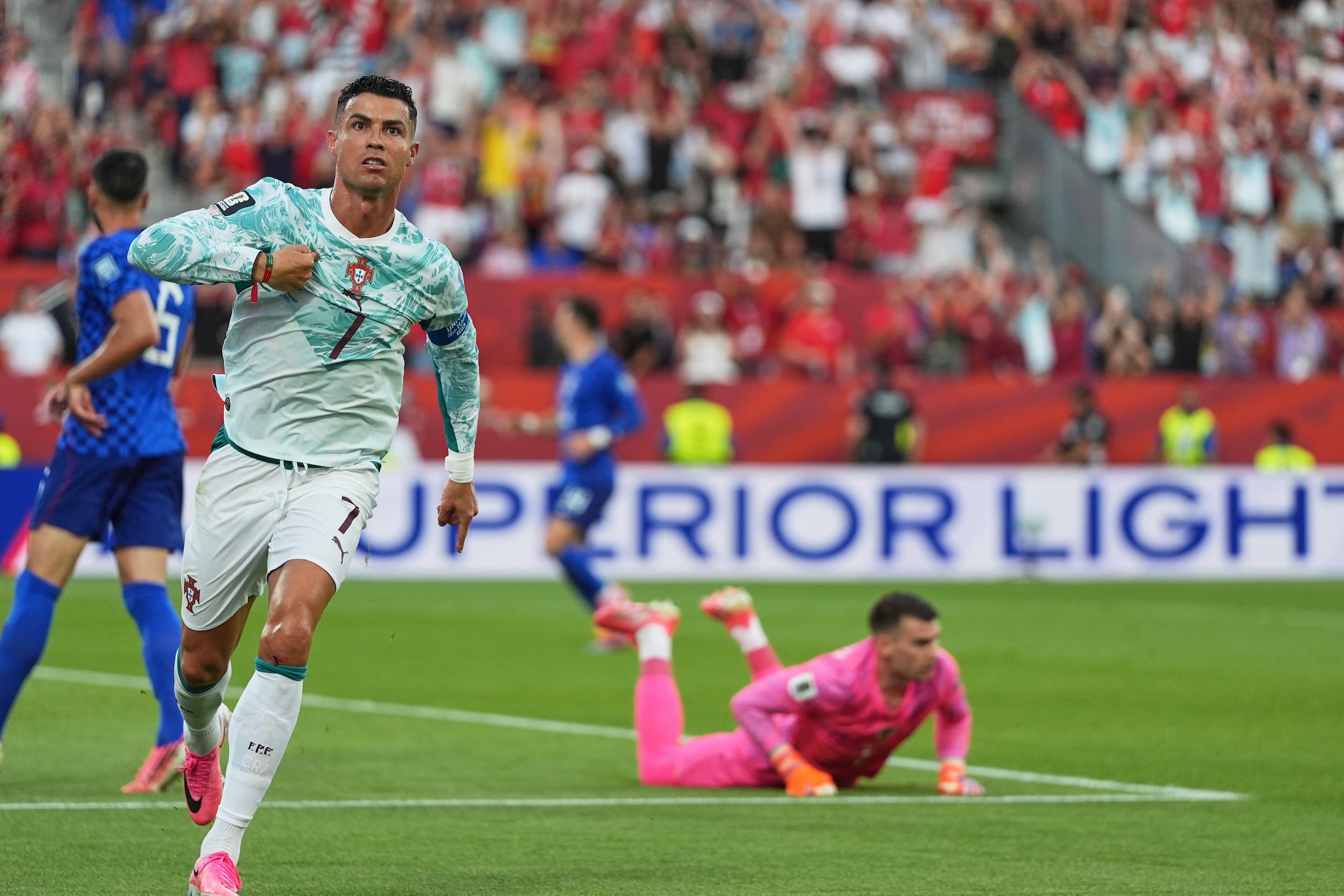 Cristiano Ronaldo, de Portugal, festeja tras convertir un penal ante Croacia.