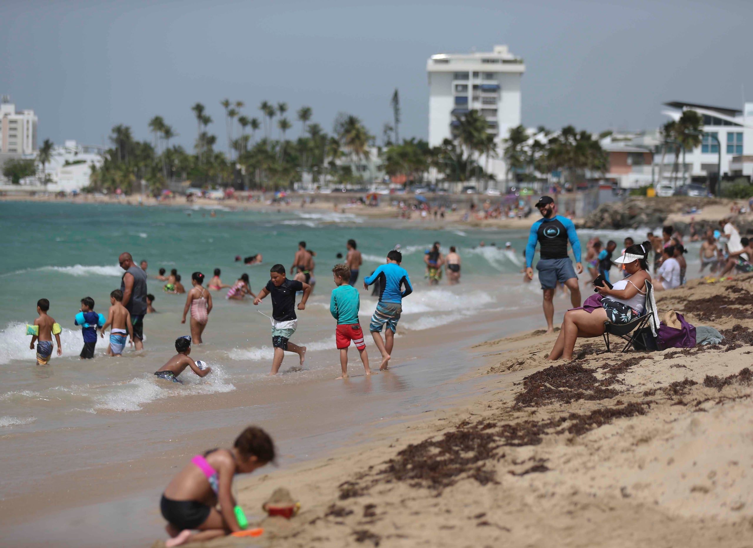 Abarrotan las playas para darse el chapuzón del 4 de julio