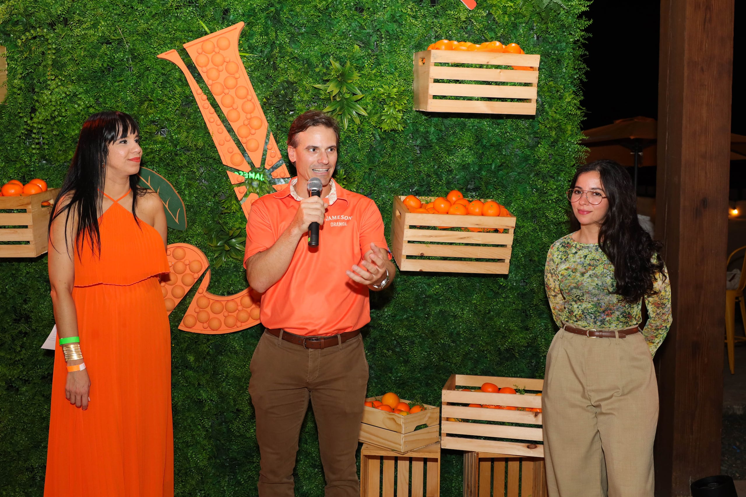 A través de esta iniciativa, Jameson adquiere naranjas de productores locales y las redistribuye entre los "venues" participantes.