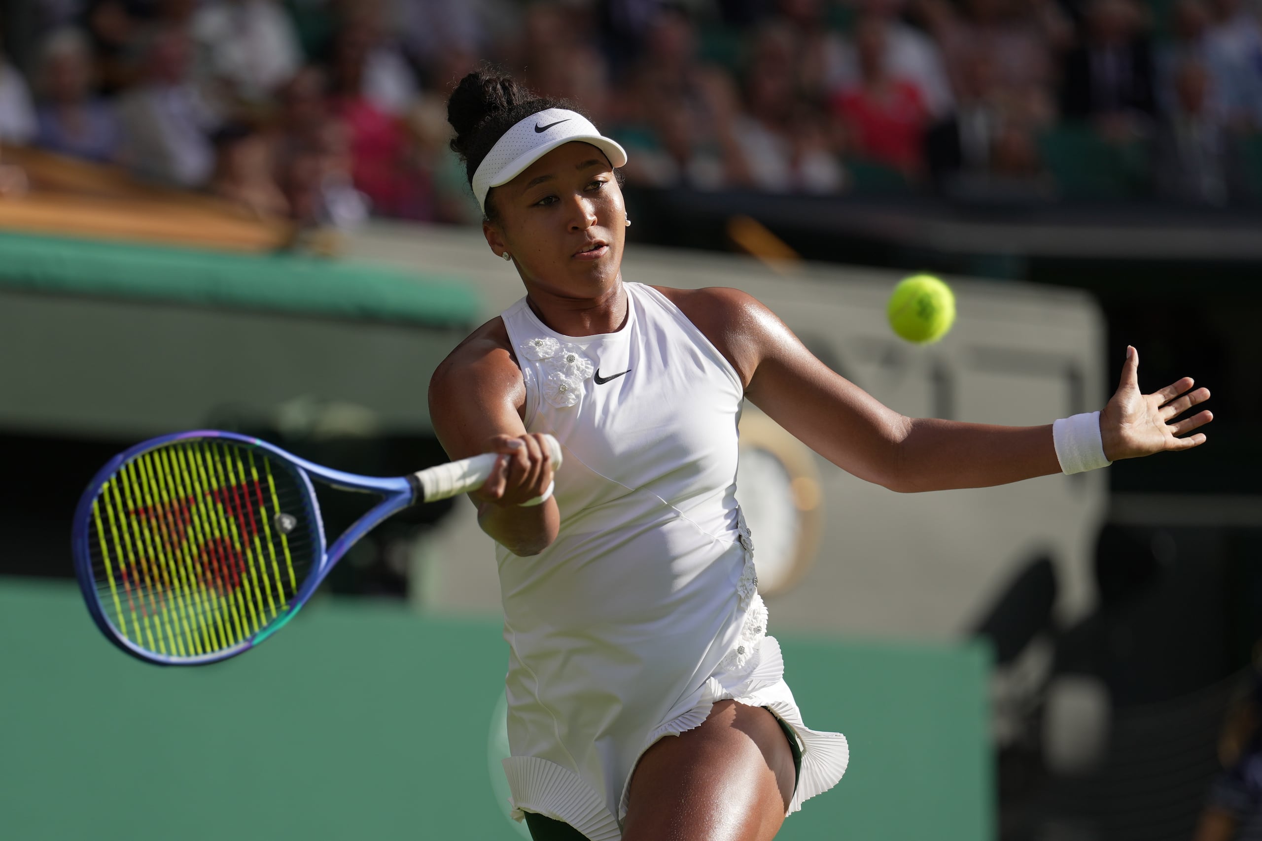 La japonesa Naomi Osaka regresa la bola a la bielorrusa Aryna Sabalenka.