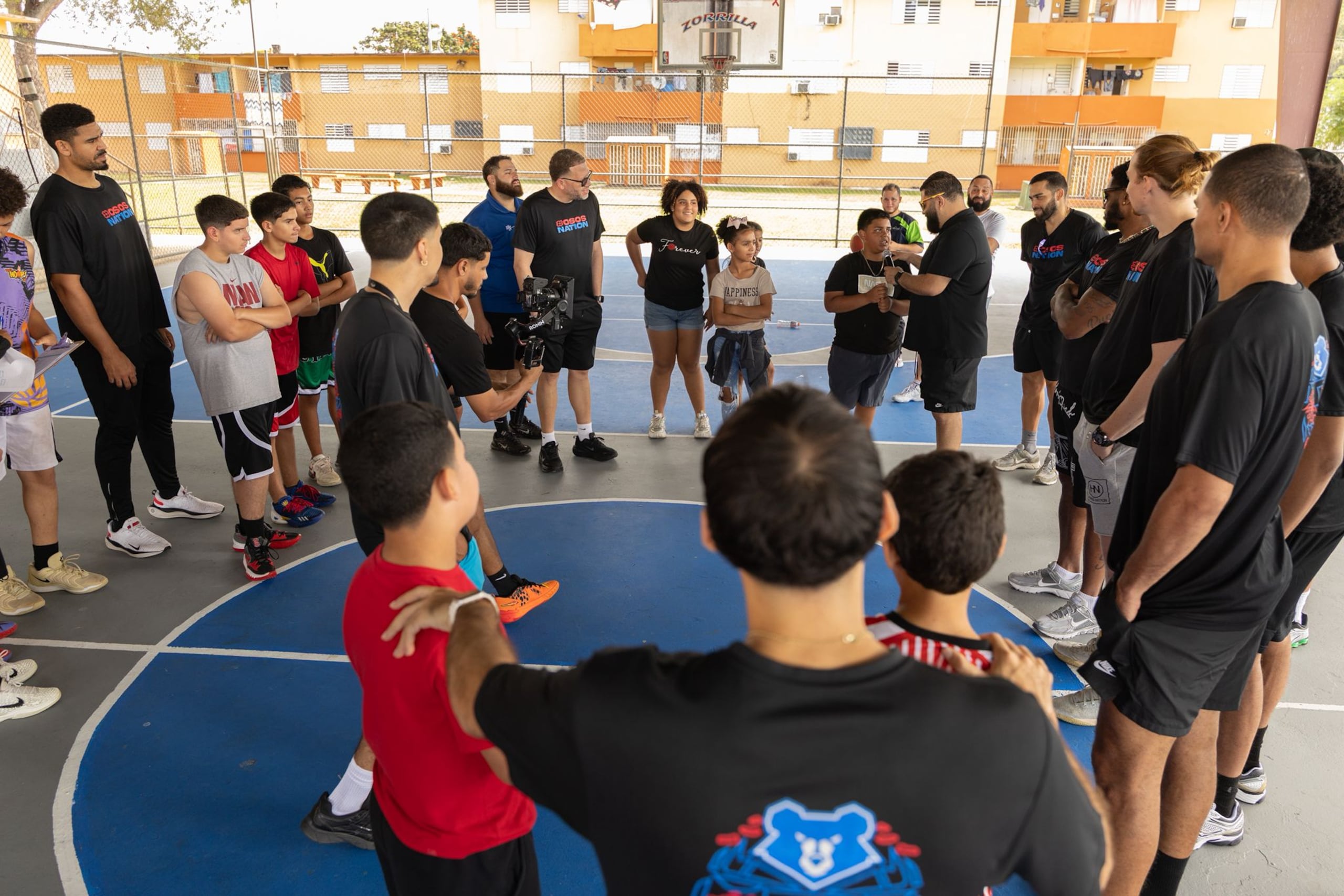Jugadores de los osos de Manatí dan instrucciones durante la clínica.
