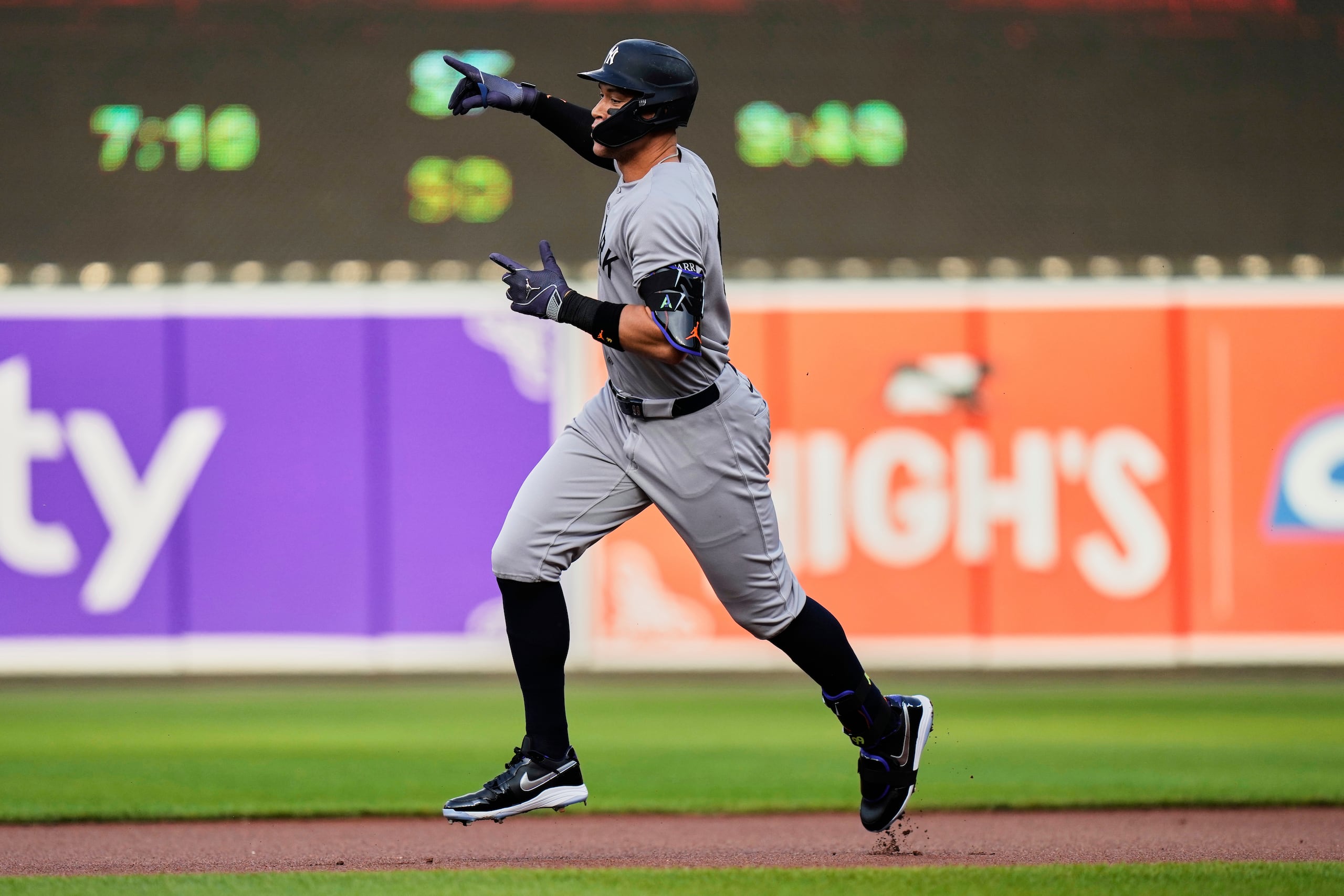 Aaron Judge, de los Yankees de Nueva York, recorre las bases luego de conectar un jonrón ante los Orioles.