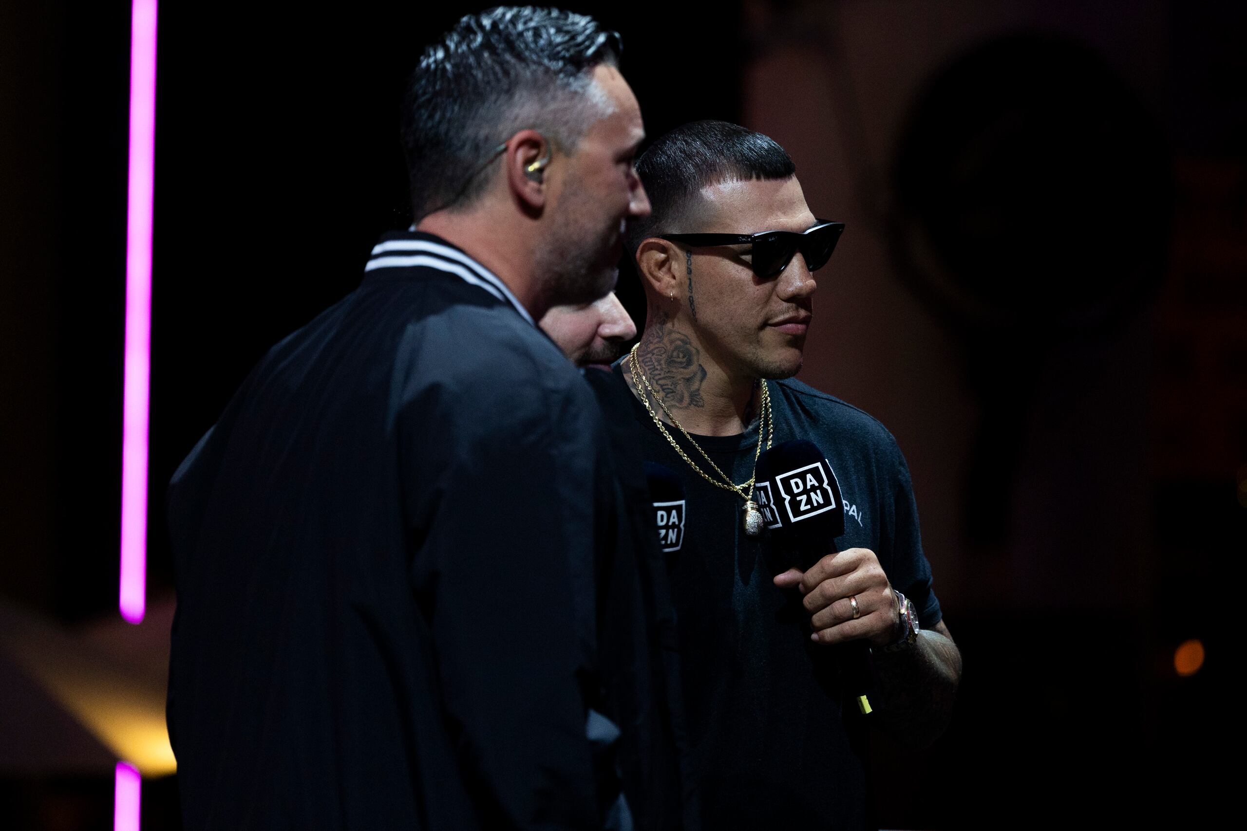 Gabriel Rosado (derecha) durante el pesaje oficial de la pelea entre Amanda Serrano y Nina Meinke en el Distrito T-Mobile.