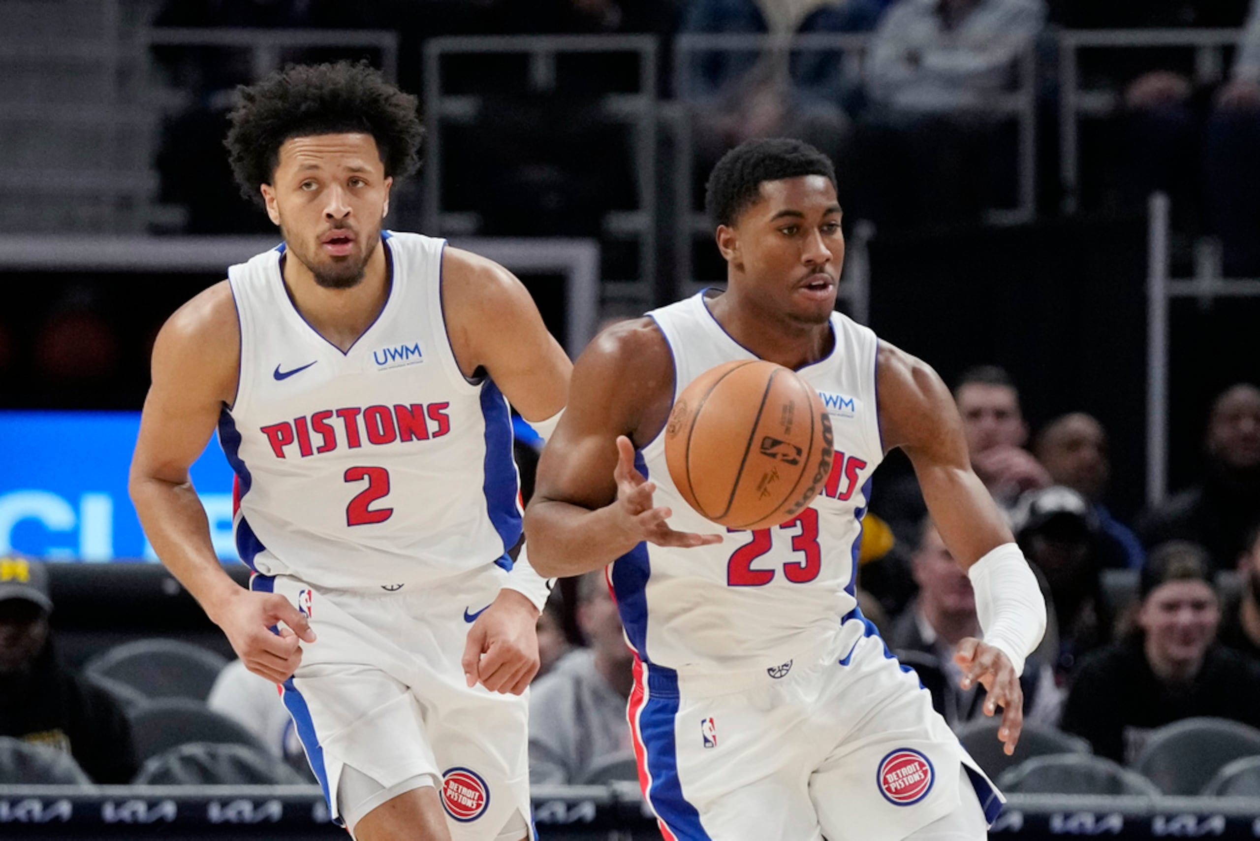 Los canasteros Jaden Ivey (23) y Cade Cunningham son de los talentos jóvenes de los Pistons.