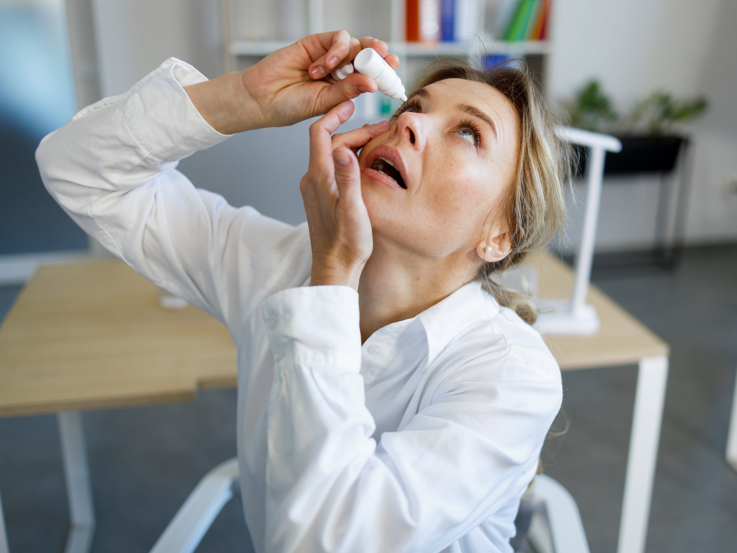 El síndrome de Sjögren es un trastorno autoinmunitario que destruye las glándulas que se encargan de producir las lágrimas y la saliva, ocasionando resequedad en los ojos y la boca. Pero, este trastorno no se queda ahí, ya que puede afectar los riñones y los pulmones.