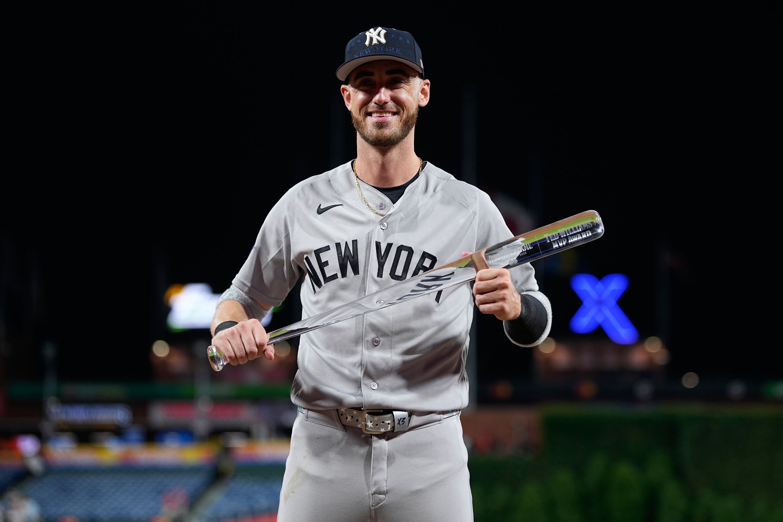 Cody Bellinger posa con el trofeo de Jugador Más Valioso del Juego de Estrellas de MLB.