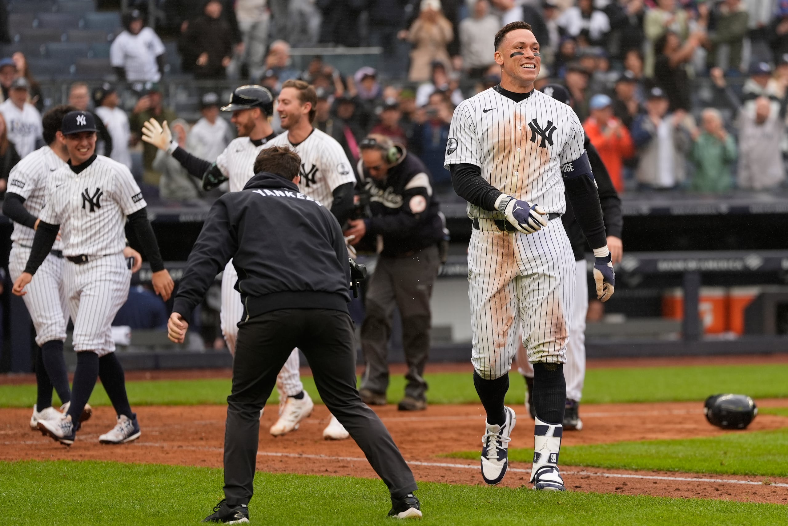 Aaron Judge, de los Yankees de Nueva York (derecha), reacciona tras conectar un jonrón de dos carreras para dejar en el terreno al rival durante la novena entrada de un partido de béisbol contra los Rays de Tampa Bay, el domingo 24 de mayo de 2026, en Nueva York. (Foto AP/Seth Wenig)