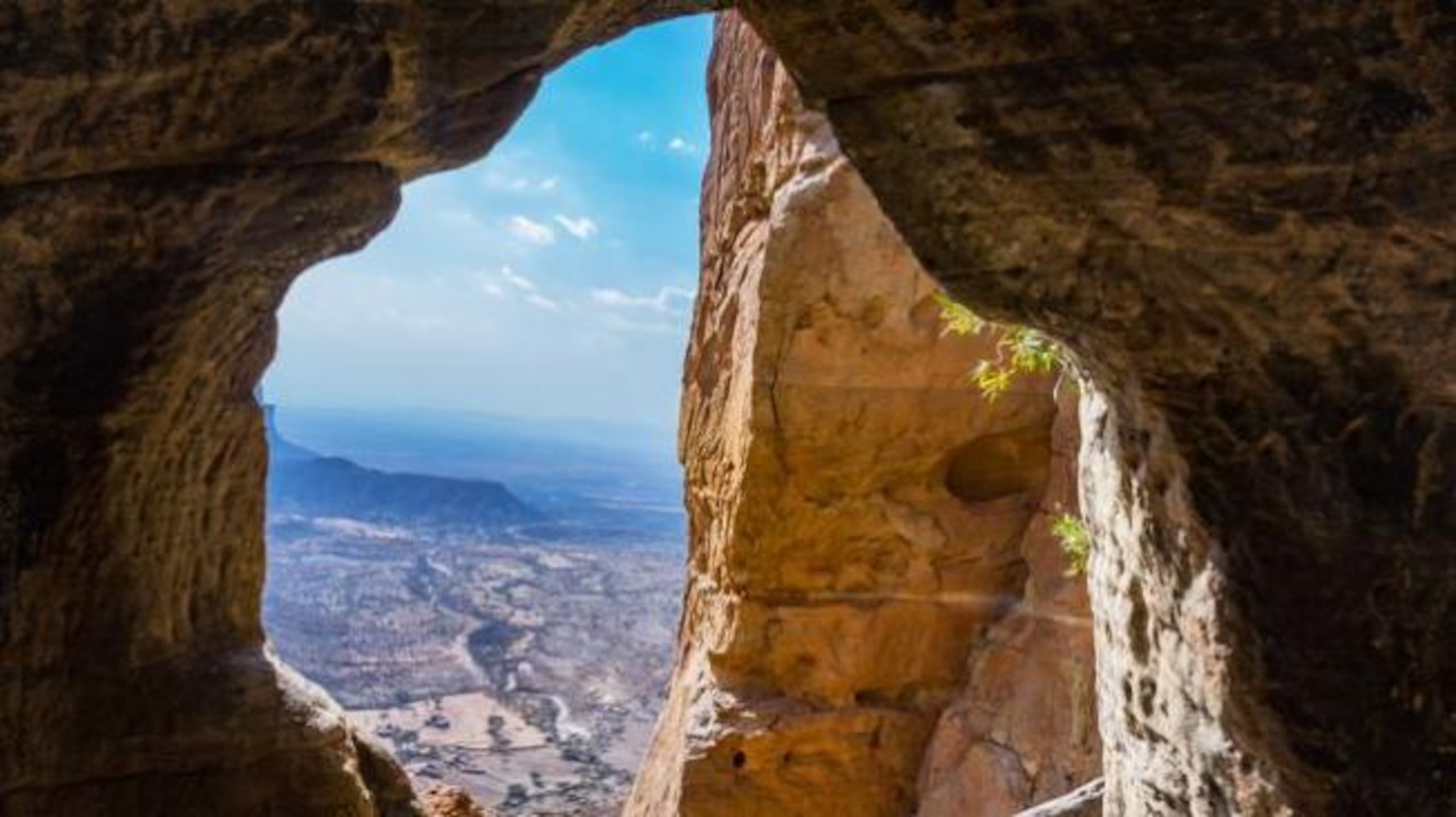 La iglesia está tallada en un acantilado de arenisca, hecho también de piedras arenisca y solo se puede llegar a ella subiendo a pie.