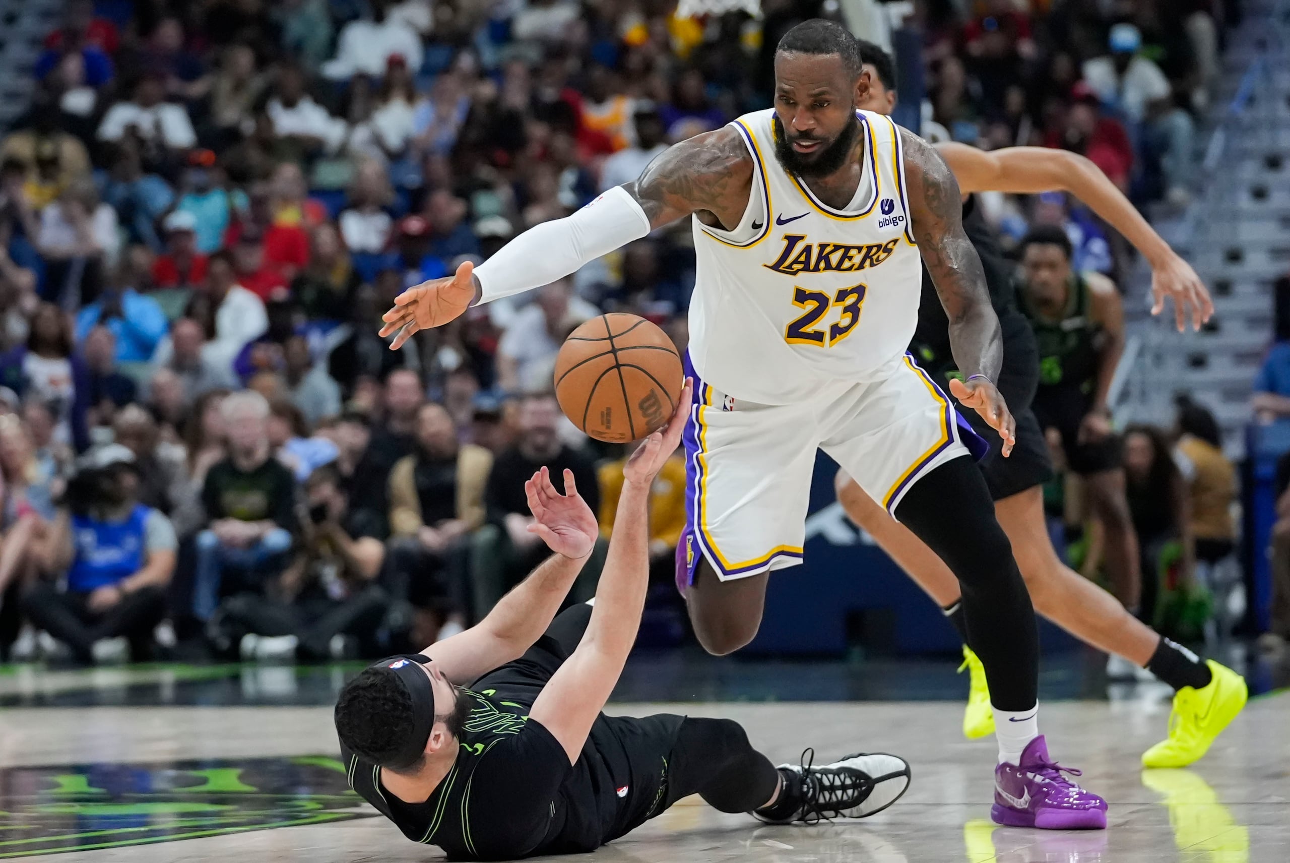 LeBron James (23), de los Lakers de Los Ángeles, se alista a robar un balón a Larry Nance Jr., de los Pelicans de Nueva Orleans, en la segunda mitad del juego de baloncesto de la NBA, en Nueva Orleans, el domingo 14 de abril de 2024. Los Lakers ganaron 124-108. (AP Foto/Gerald Herbert)