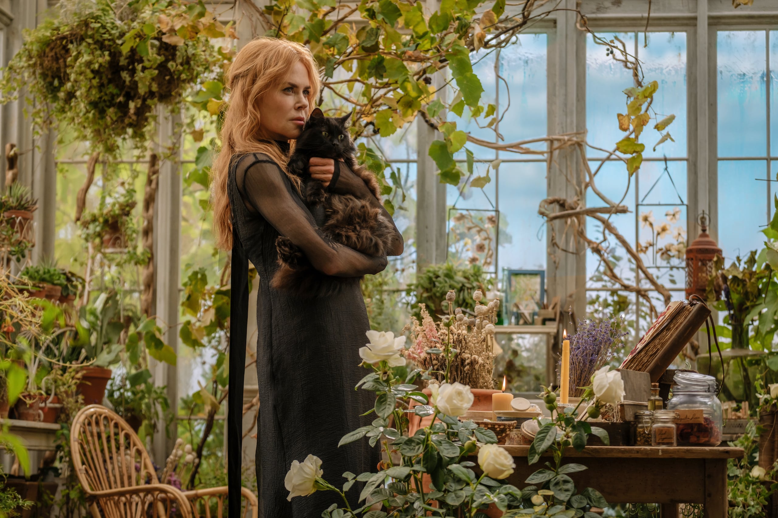 Esta imagen publicada por Warner Bros. Pictures muestra a Nicole Kidman en una escena de "Practical Magic 2." (Warner Bros. Pictures vía AP)