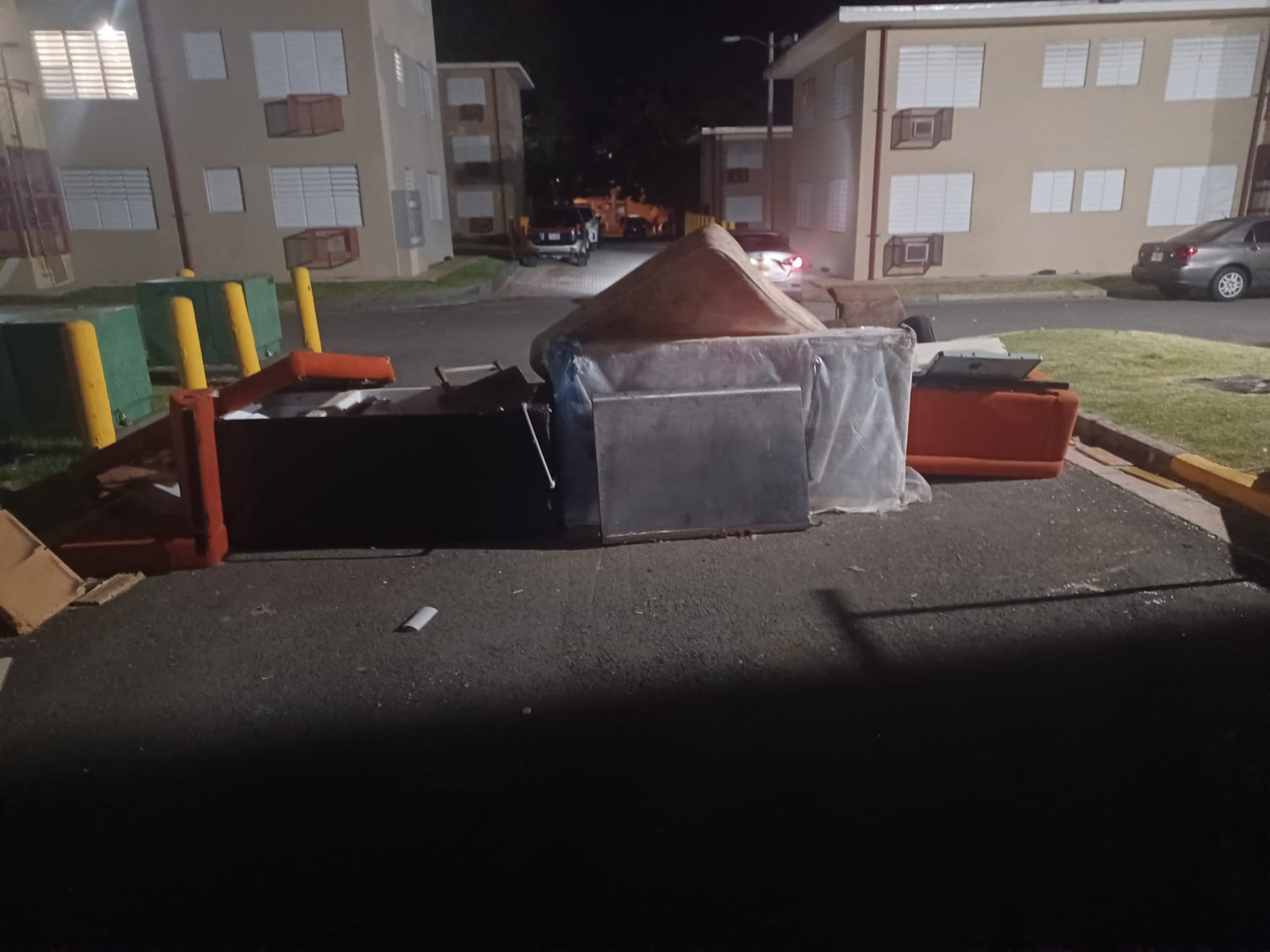 Durante los allanamientos se removió una barricada colocada en el residencial Pedro Rosario Nieves, en Fajardo, que evitaba el acceso a una de las áreas intervenidas.