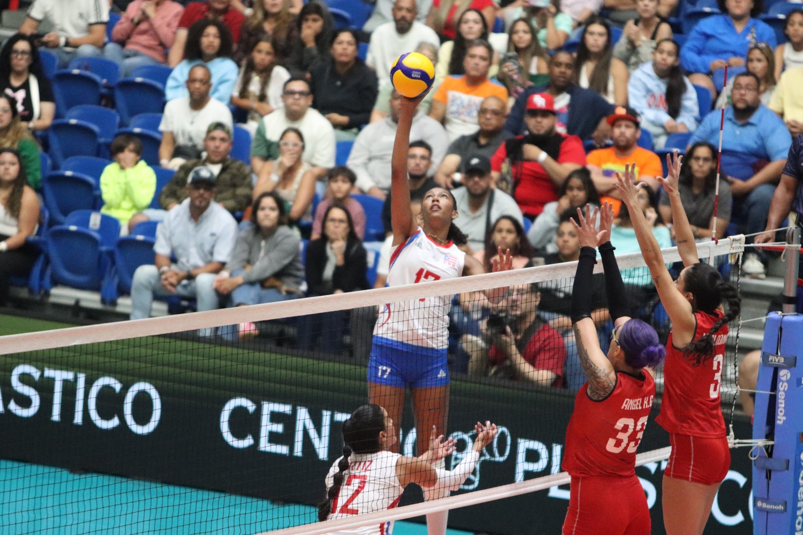 Decelise Champion ataca por la cuatro ante el bloqueo montado de México en el partido del domingo del Final Four de Norceca en Manatí.