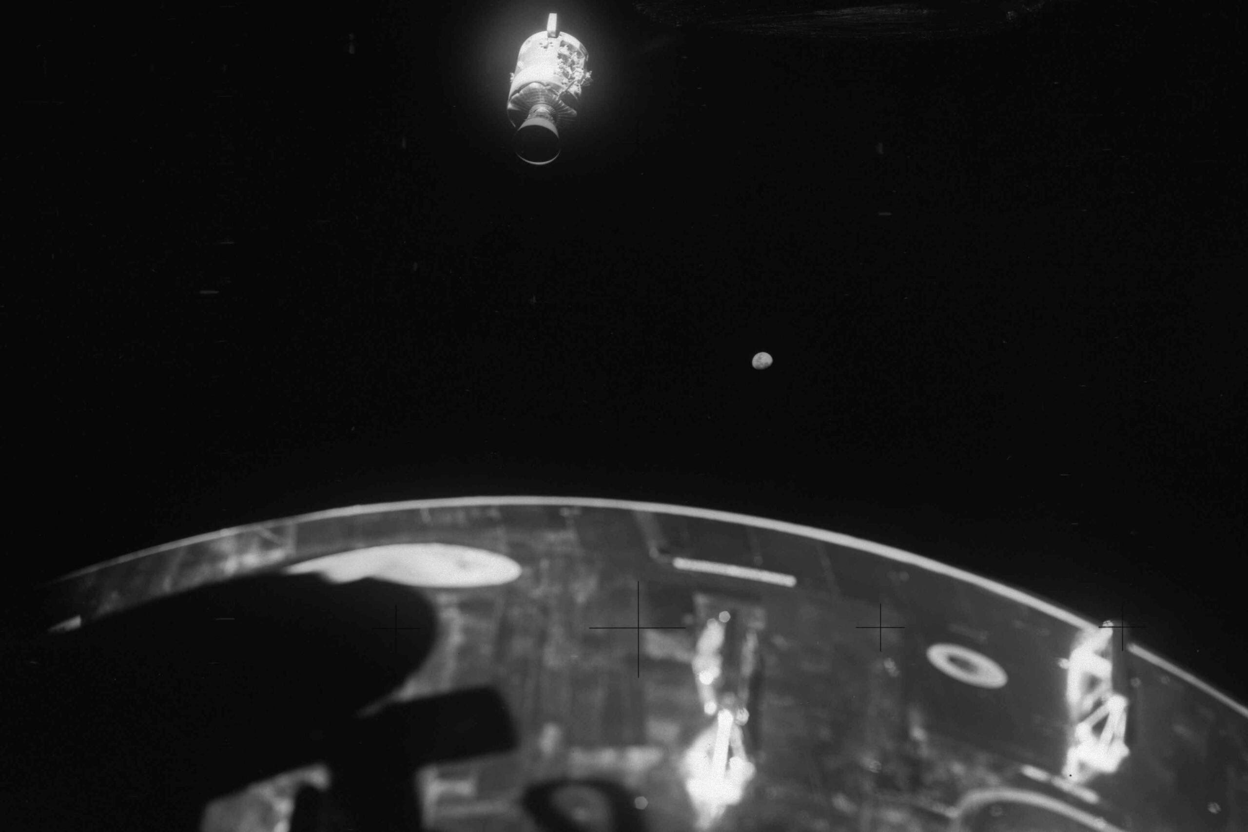 Esta imagen se tomó luego del daño al Apollo 13, arriba, que después se separó del módulo lunar.