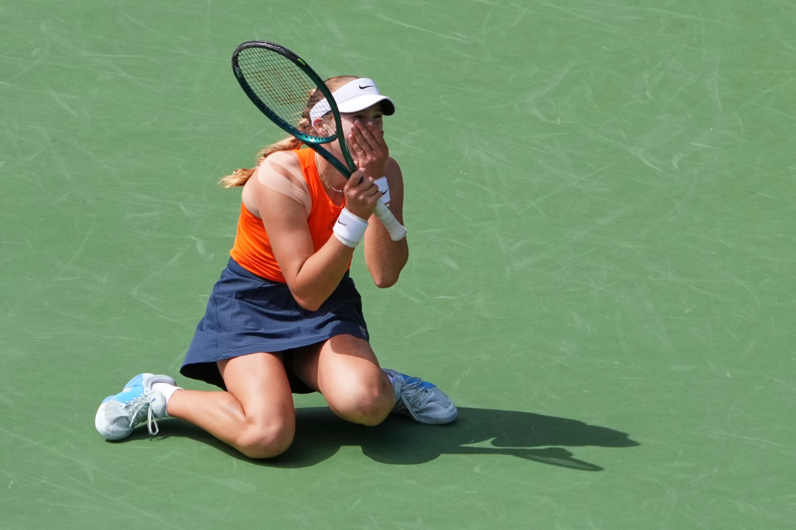 La rusa Mirra Andreeva tras vencer a Aryna Sabalenka en la final del Abierto de Indian Wells.