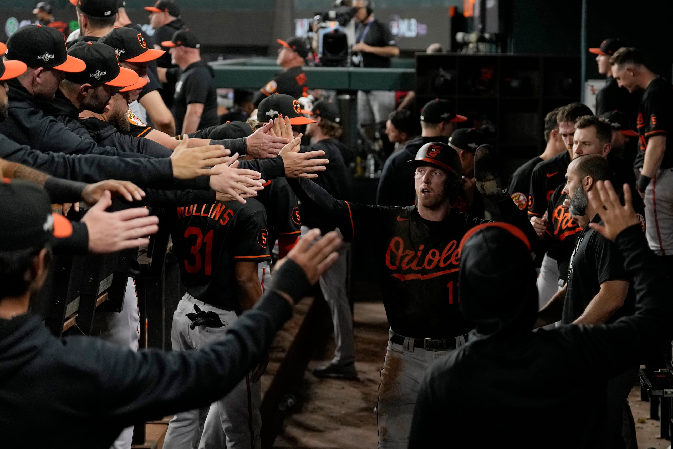 Jordan Westburg de los Orioles de Baltimore felicitado por sus compañeros tras anotar en la quinta entrada del juego 3 de la Serie Divisional de la Liga Americana ante los Rangers de Texas.