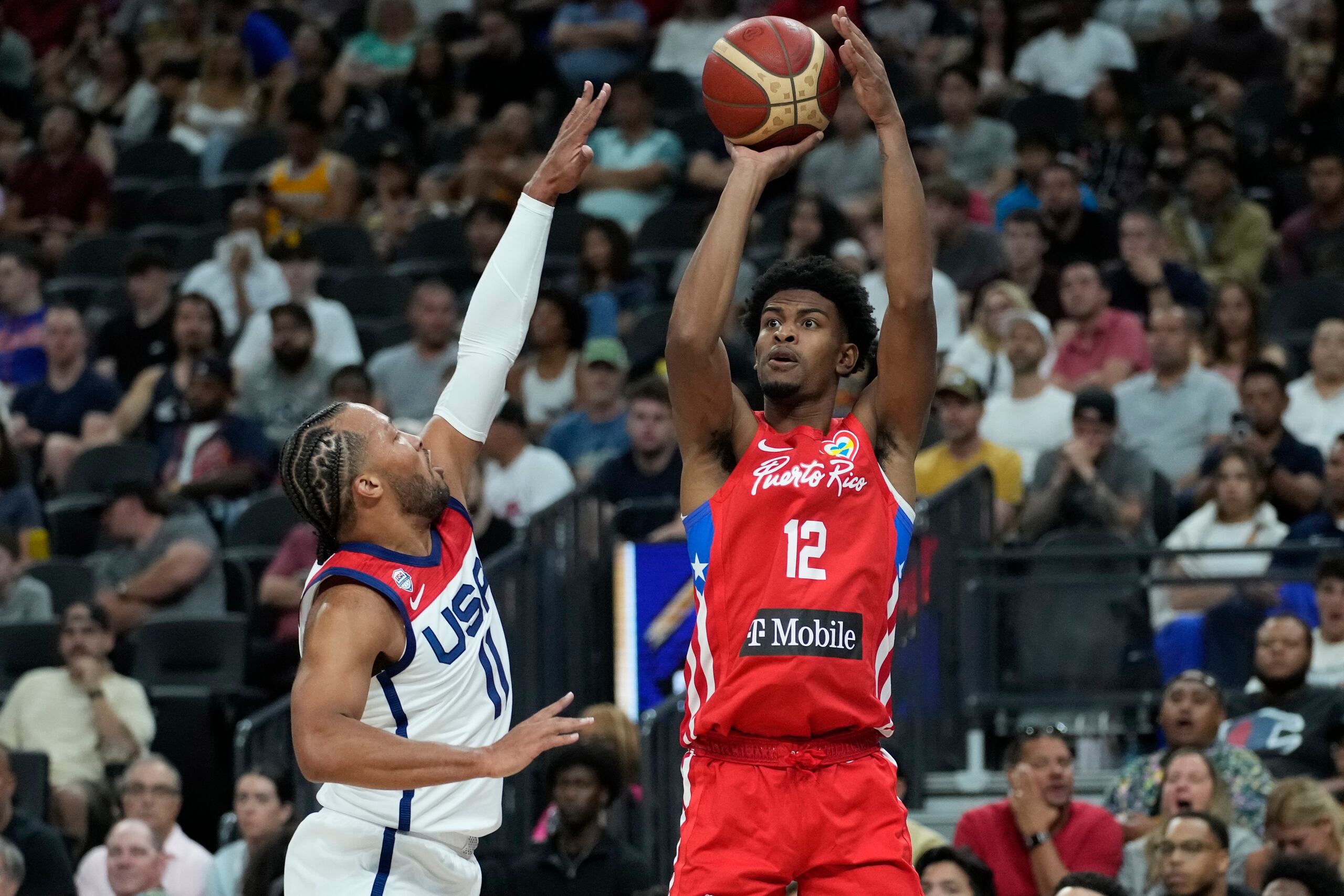 El triple de Puerto Rico no ha entrado en los primeros dos fogueos que ha tenido el equipo en su ruta preparatoria hacia la Copa del Mundo. En la foto, Aleem Ford toma un intento en el juego ante Estados Unidos.
