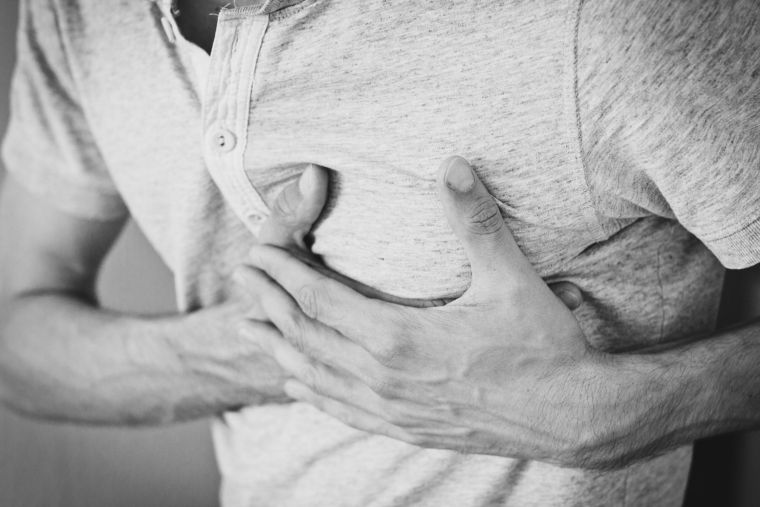 Los dolores en el pecho de aparición rápida, sobre todo en personas que nunca los han presentado son razones suficientes para acudir a una sala de emergencias. (Pexels / Pixabay)