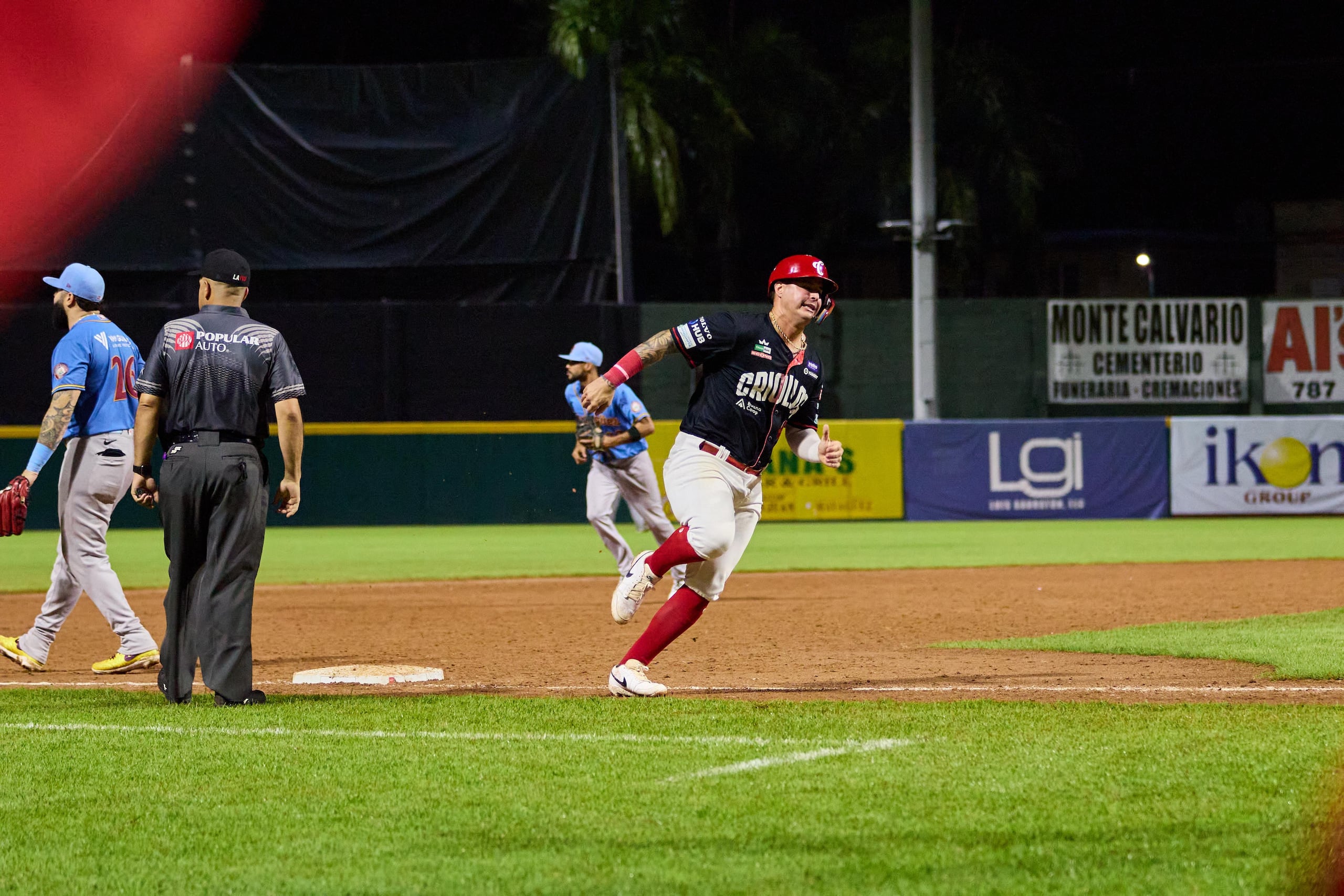 José Miranda corre las bases durante una jugada en el partido entre los Indios y los Criollos.