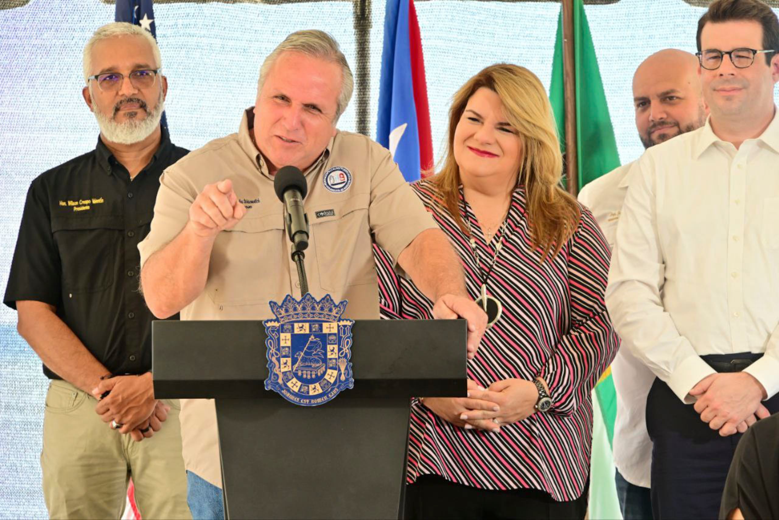 La gobernadora Jenniffer González Colón observa al alcalde de Cabo Rojo, Jorge Morales, mientas se dirige al público. Foto Suministrada