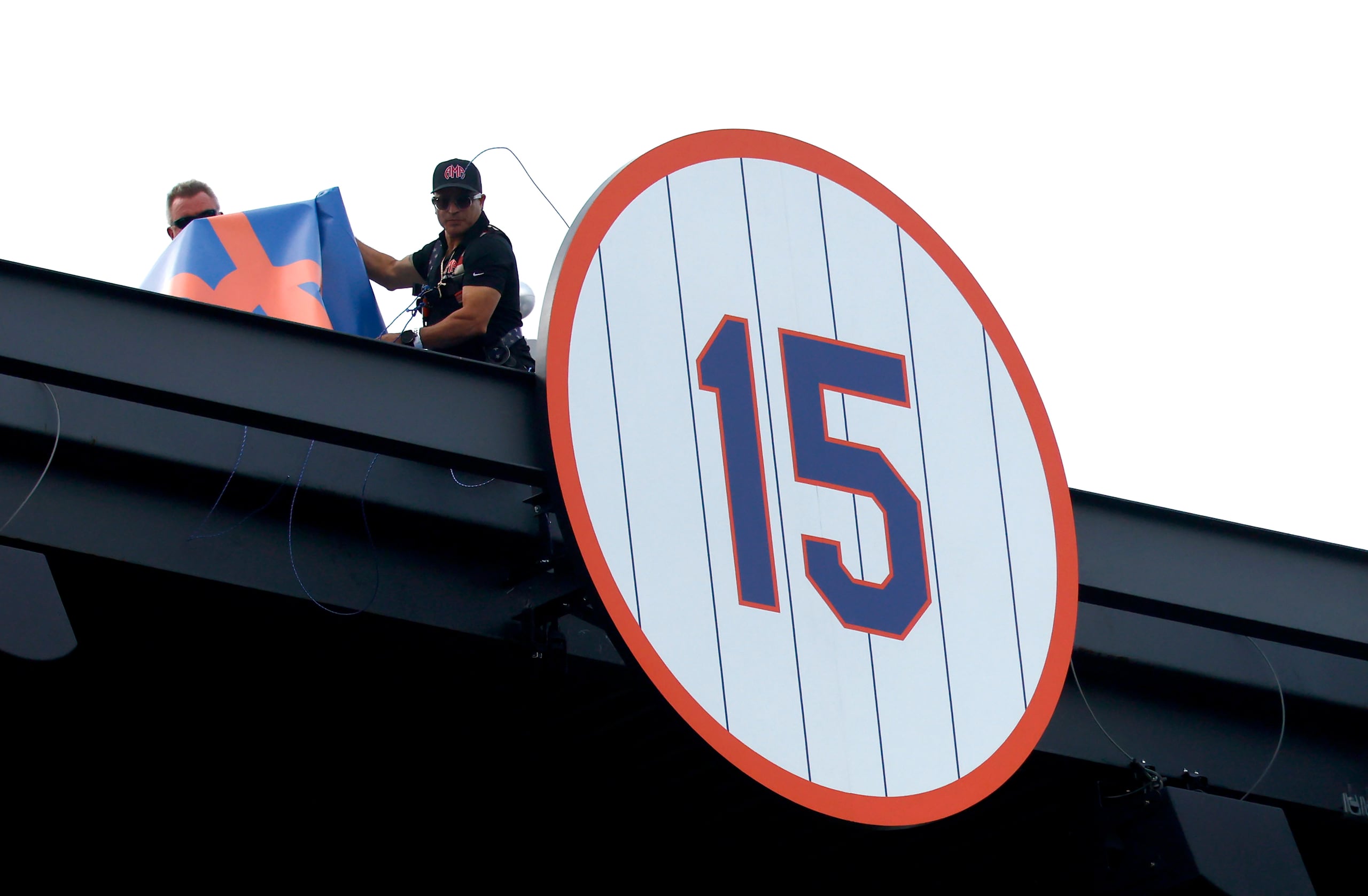 El número 15 de Carlos Beltrán luego de ser revelado durante la ceremonia de su retiro en el Citi Field.