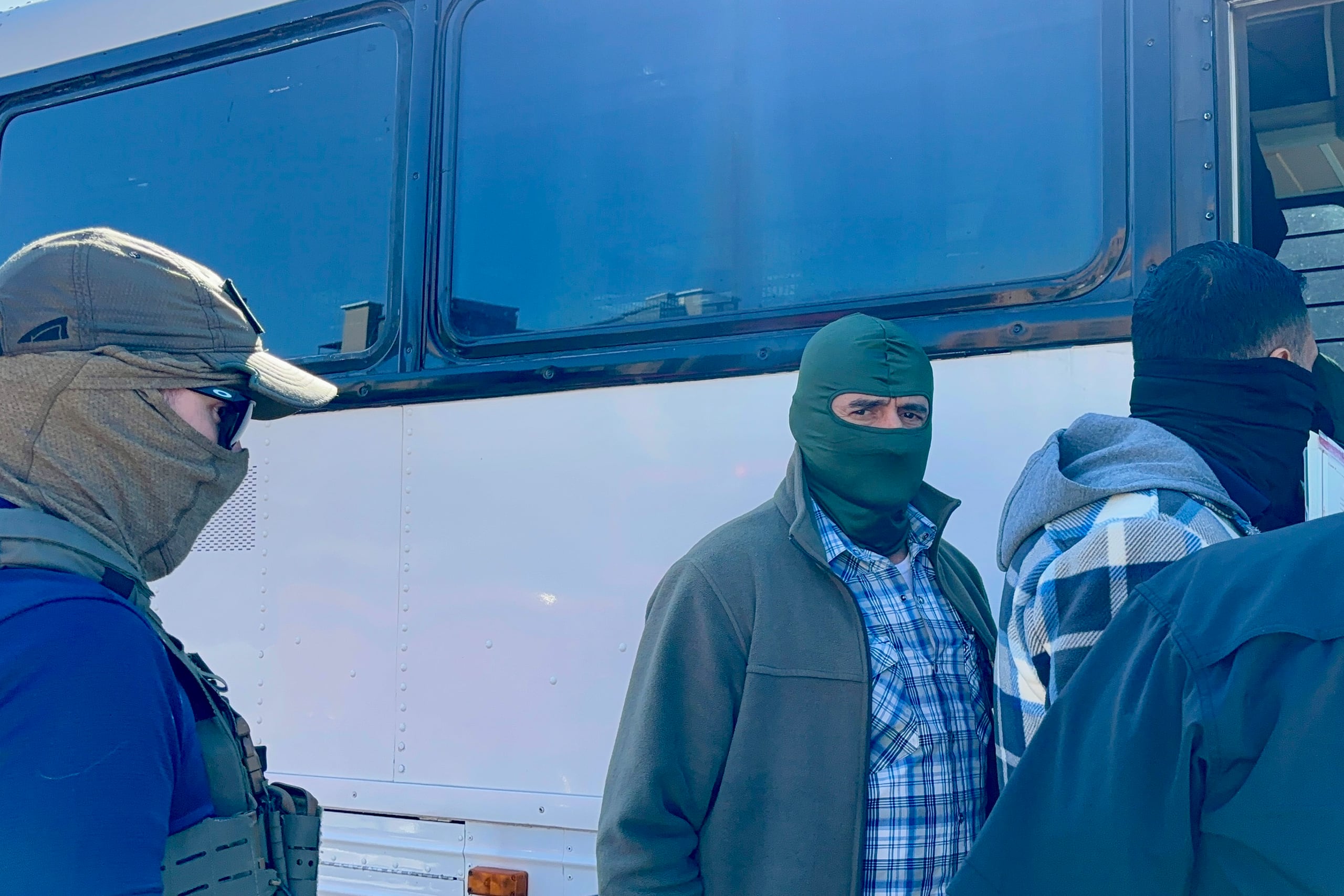 Agentes del Servicio de Inmigración y Control de Aduanas (ICE) esperan afuera de la corte de inmigración, en San Antonio, Texas (Estados Unidos). (EFE/ Alejandra Arredondo/Archivo)