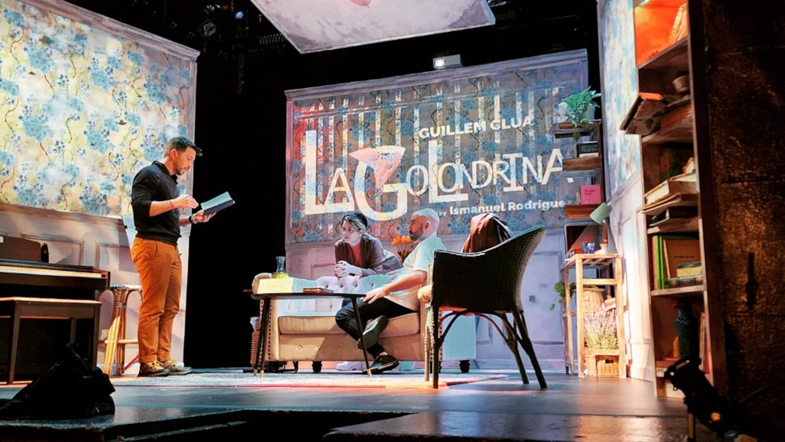 El director Ismanuel Rodríguez, quien trabaja la pieza por cuarta ocasión, durante un ensayo con los actores Rafael Sánchez y Zulema Clares.