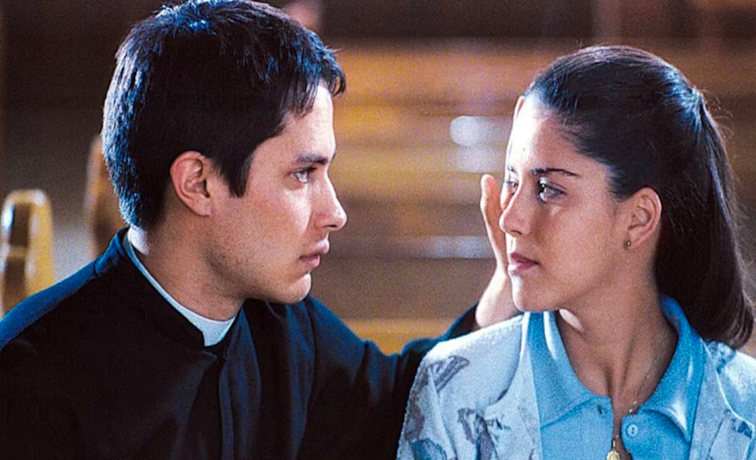 En México, la cinta "El crimen del padre Amaro", protagonizada por Gael García, hizo enfadar a los católicos.