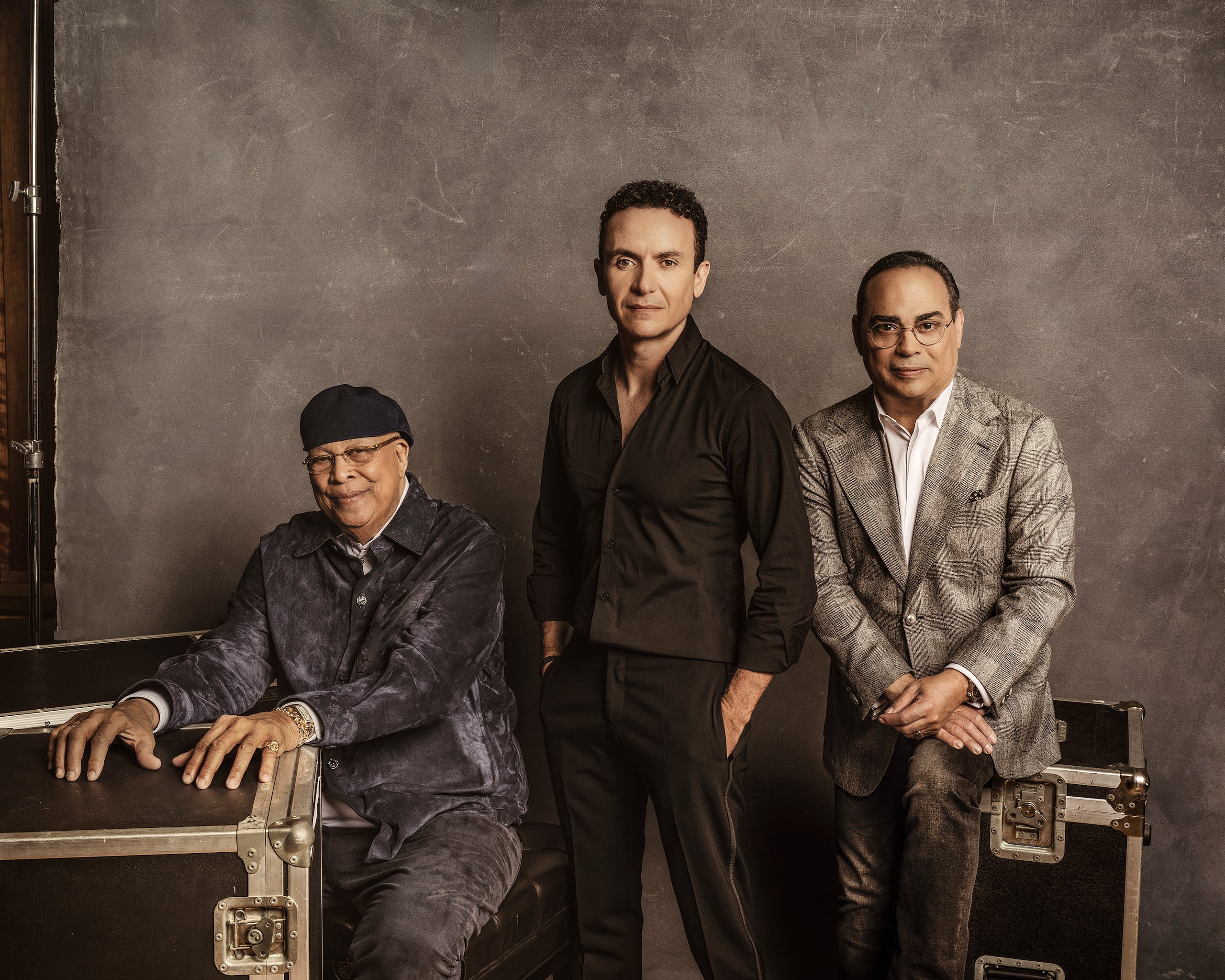 Fonseca y Gilberto Santa Rosa se unen con el arreglista Chucho Valdés para cantarle a un amor irreparable, pero difícil de olvidar.