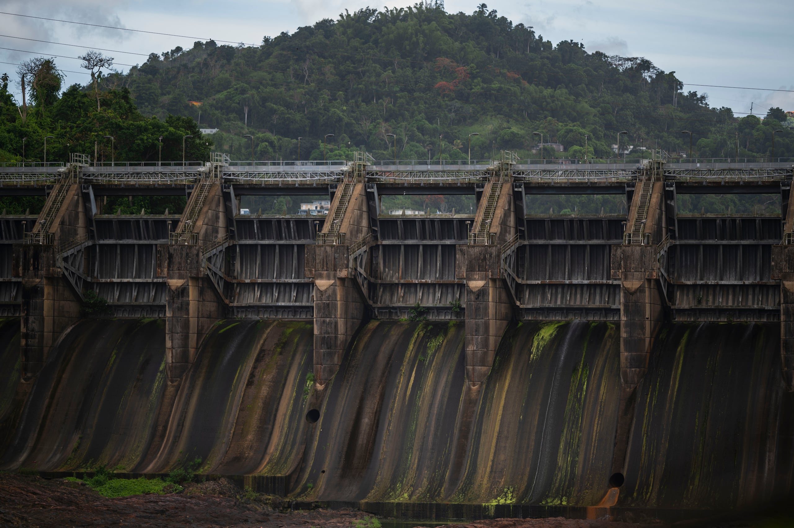 Actualmente, solo tres bombas permanecen operativas mientras brigadas técnicas trabajan para atender la avería y restablecer el sistema.