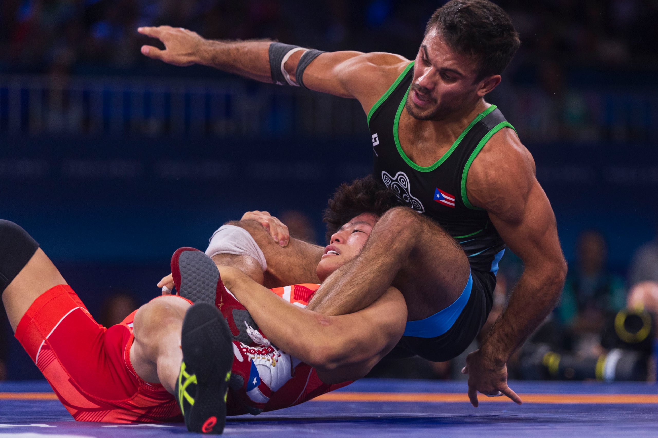 Sebastián Rivera (de azul) luchando contra el japonés Kotaro Kiyooka.