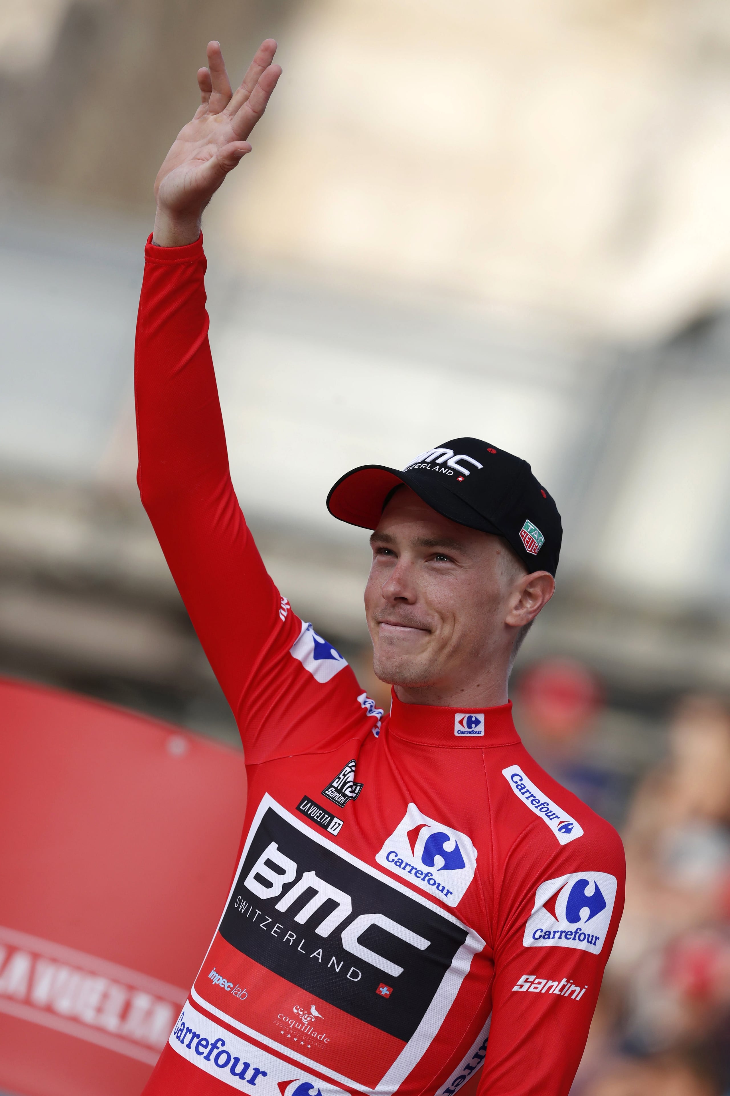 Foto de archivo del exciclista australiano Roham Dennis, el 19 de agosto de 2017, cuando se enfundó, en Nimes (Francia) la camiseta de líder de la Vuelta a España tras la contrarreloj por equipos de la primera etapa. EFE/Javier Lizón