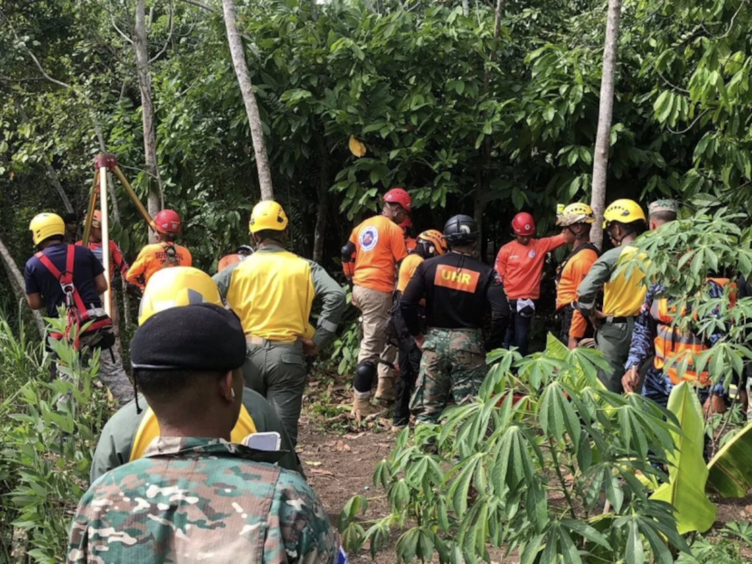 Miembros de la Policía Nacional, del Ejército y de la Defensa Civil dominicana reanudaron el jueves la búsqueda del cadáver de la menor.