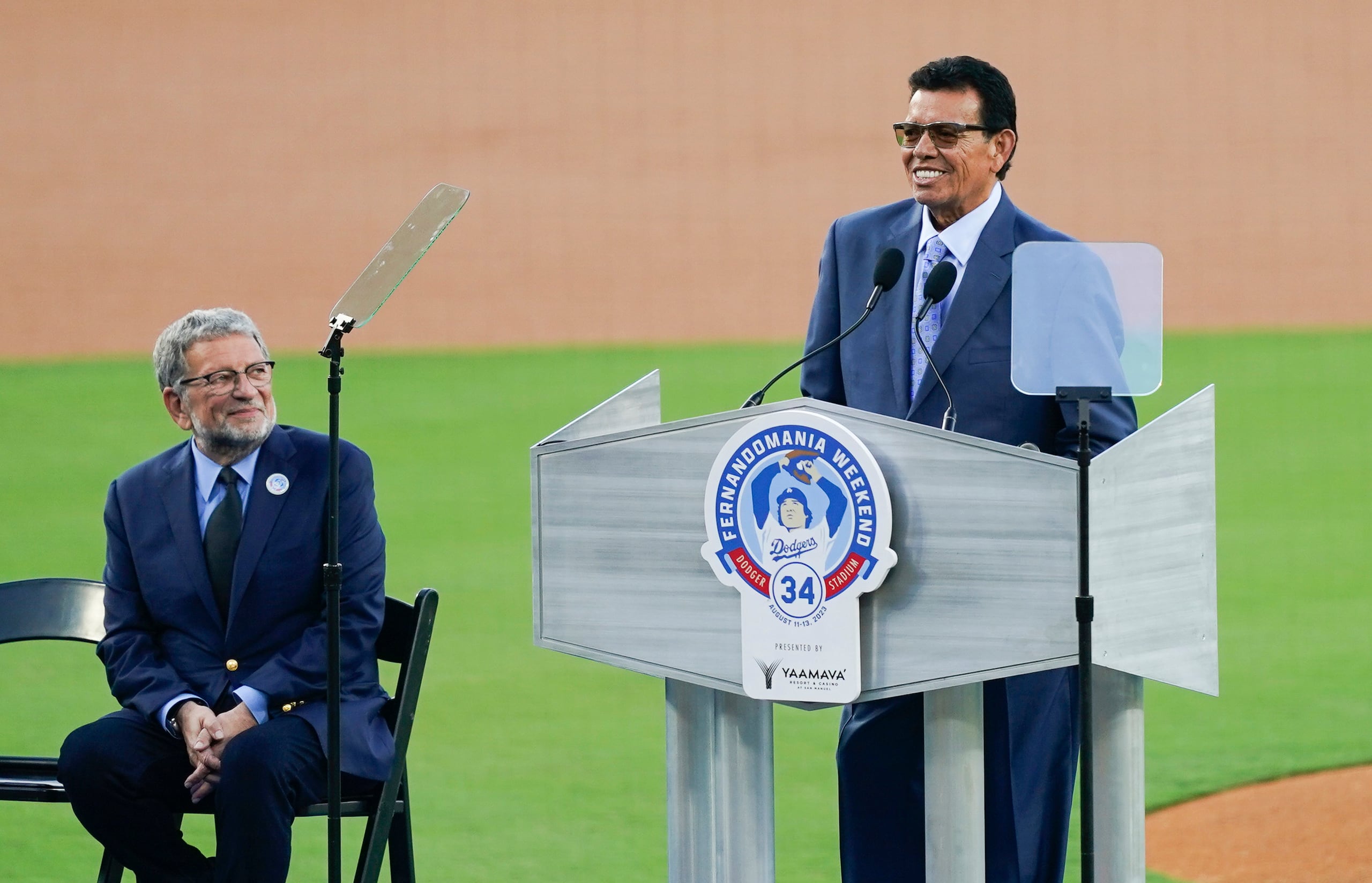 Fernando Valenzuela, exlanzador de los Dodgers de Los Ángeles, habla en la ceremonia en que se retiró su número.