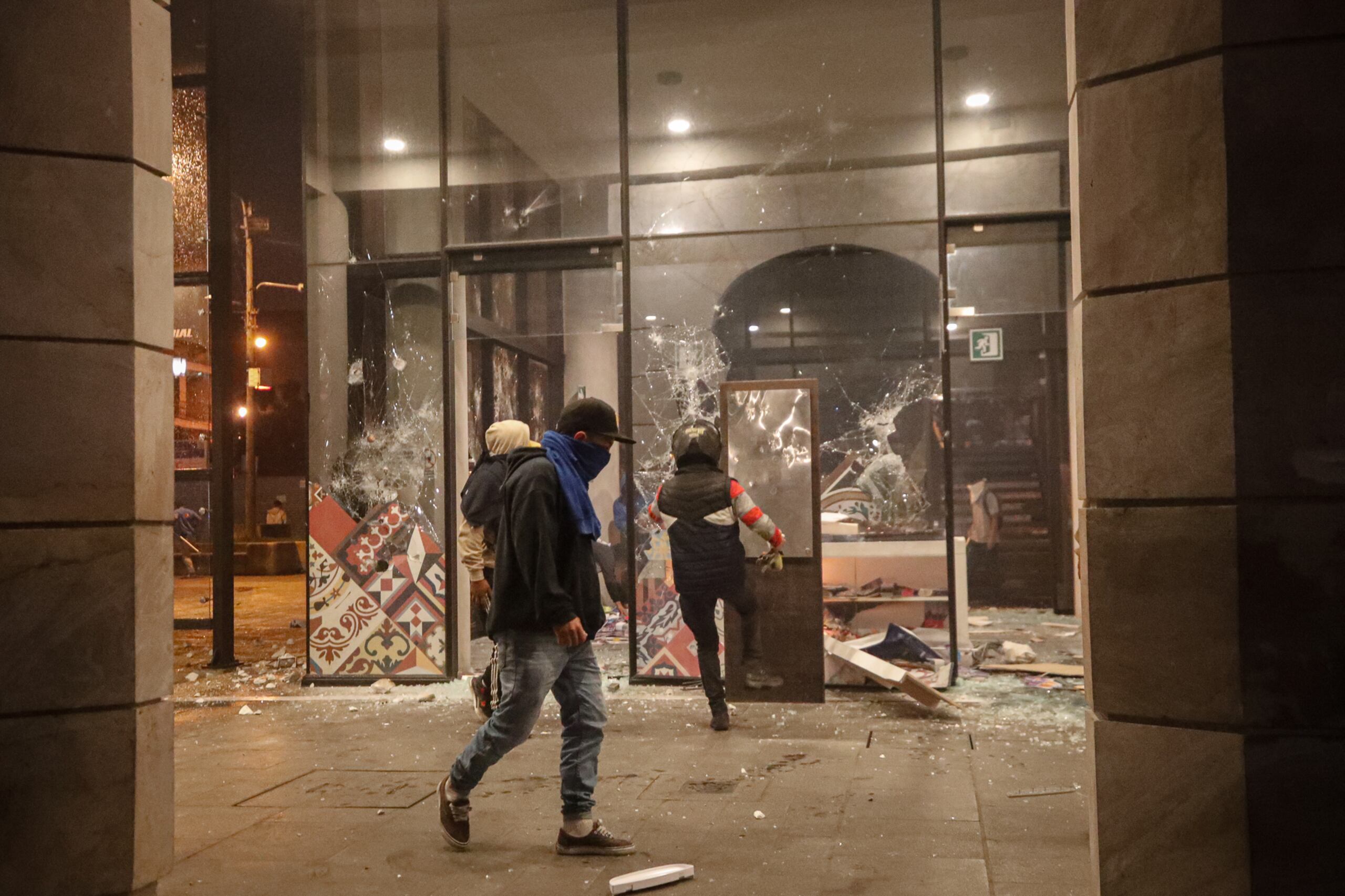 Personas vandalizan edificaciones durante una manifestación hoy en Ciudad de Guatemala (Guatemala). EFE/David Toro