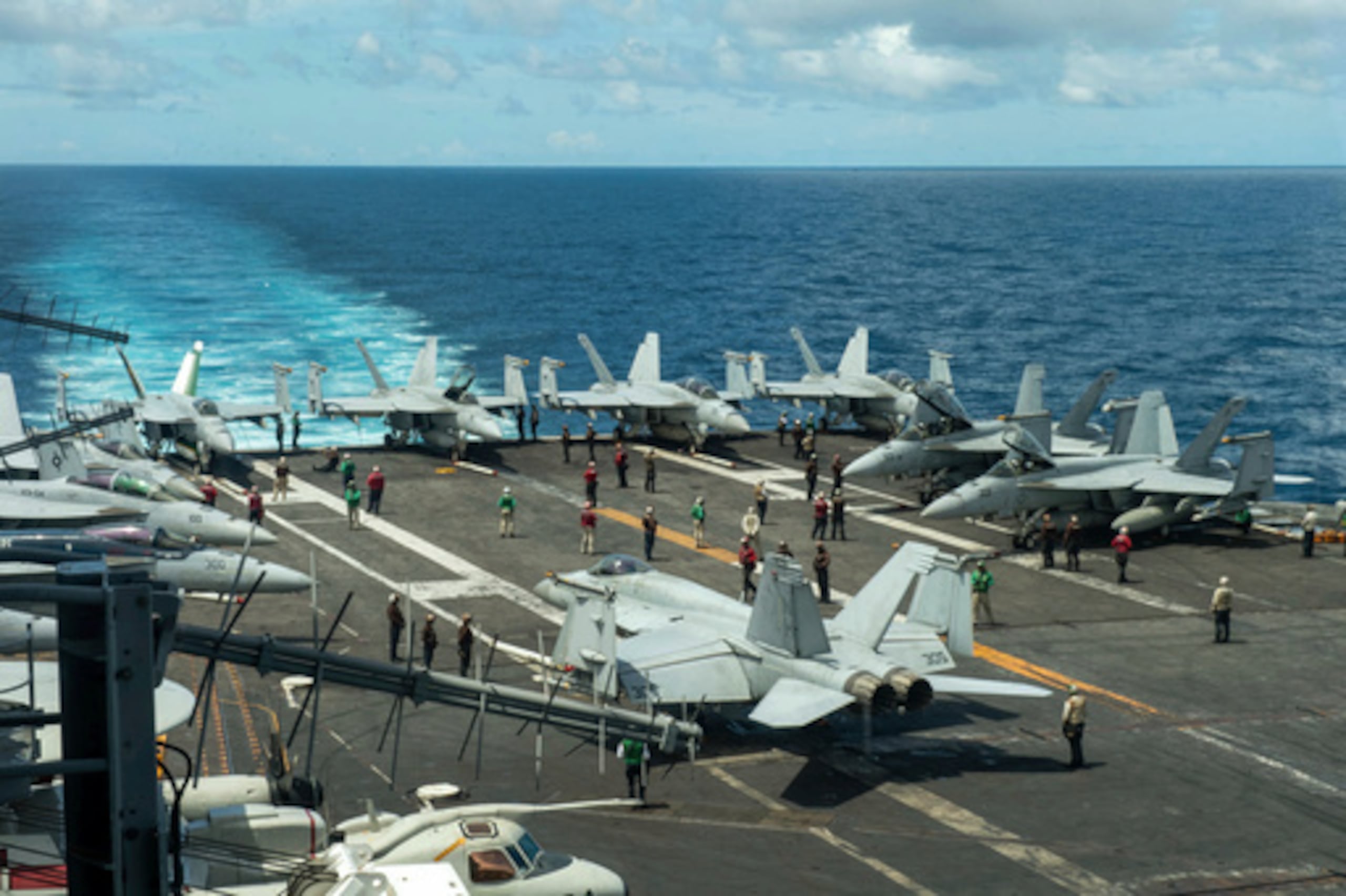 ARCHIVO - En esta fotografía difundida por la Armada de los Estados Unidos, se ven aviones militares estacionados en la cubierta de vuelo del portaaviones de la clase Nimitz USS Theodore Roosevelt, el 4 de julio de 2024, en el Mar de China Meridional. (Marino Ryan Holloway/Armada de los Estados Unidos, vía AP, archivo)