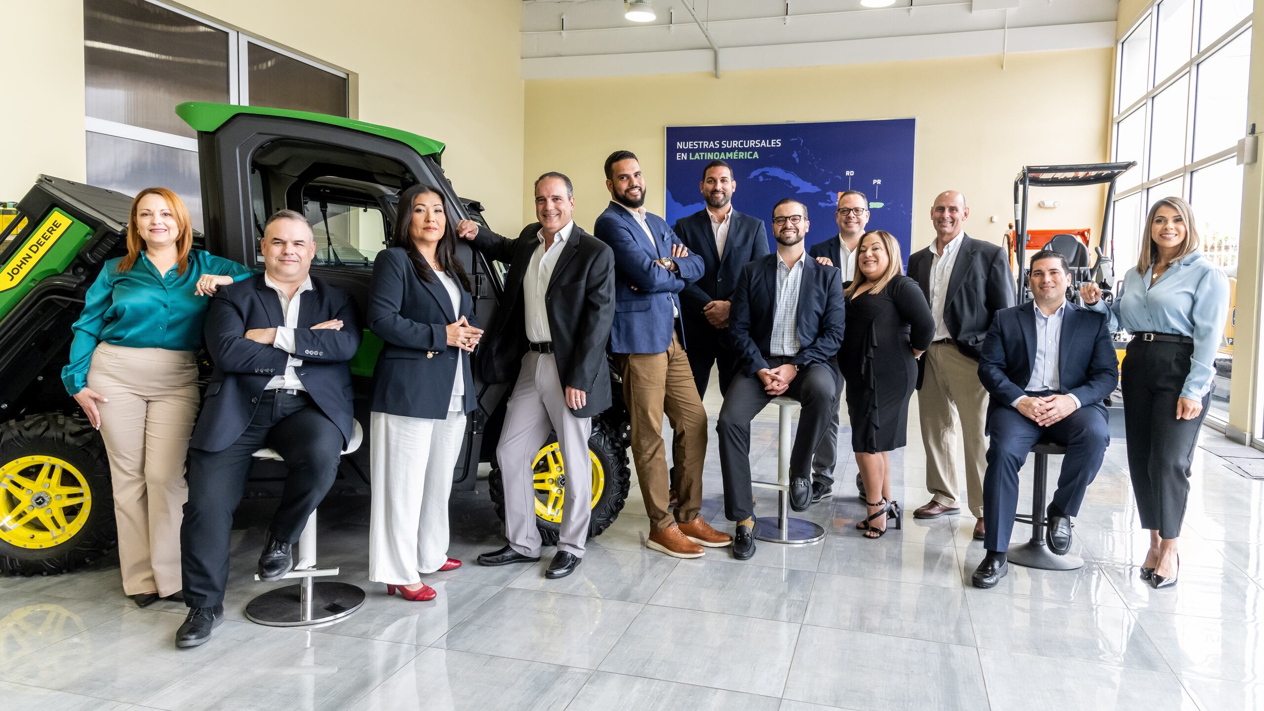 Grupo ejecutivo, de izquierda a derecha: Marangelli Vallellanes, Comptroller; Luis Badillo, Chief Information Officer; Jahaira Adames, Chief of Staff; Fabián Rodríguez, Commercial Director; Rafael Bueno, Regional Product Support Director; Modesto Flores Rivera, Regional Facilities Director; José Manuel Baeza Visalden, president & CEO; Francisco Brigantty, Chief Operating Officer; Ana M. “Annie” Rivera, Human Resources Manager; Alfonso Alcaide, Chief People Officer; Omar Feliú, Chief Financial Officer; y Melissa Huertas, Regional Marketing Director.